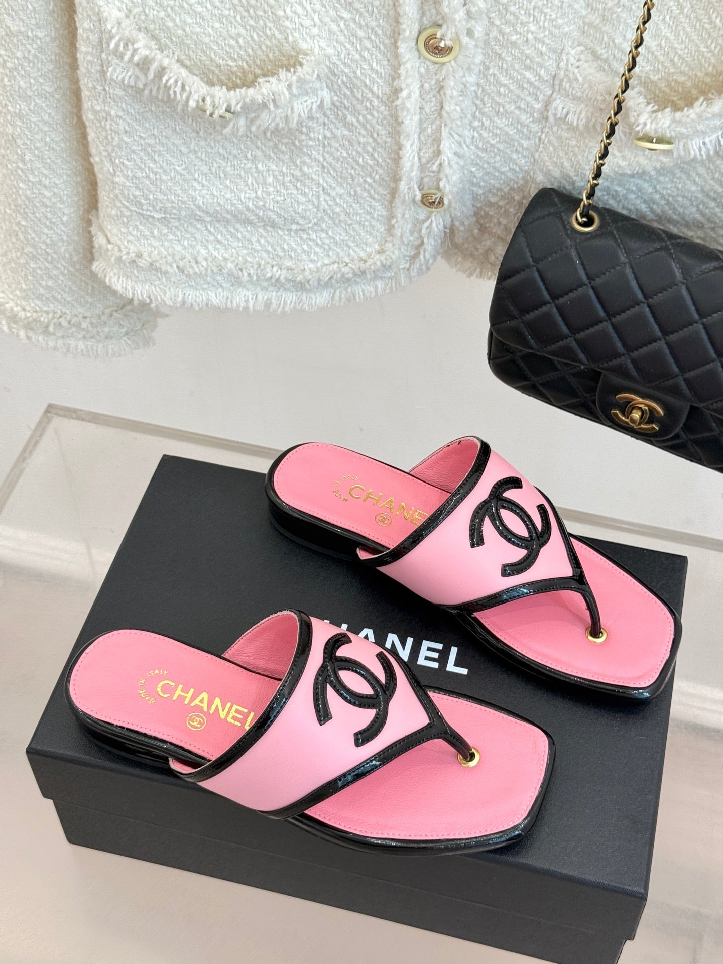 CC 26s Thong Sandal Black Light Pink Lambskin Patent Leather 917804