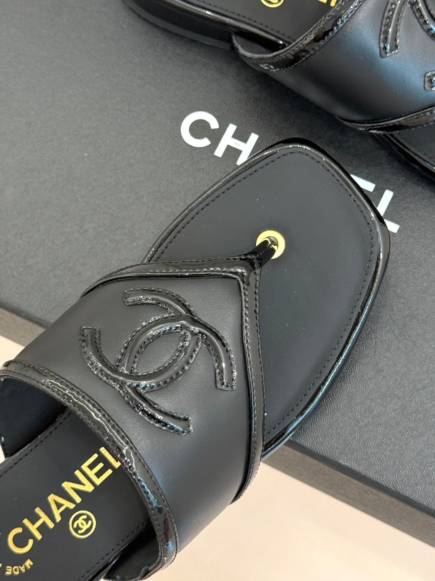CC 26s Thong Sandal Black Lambskin Patent Leather 917805