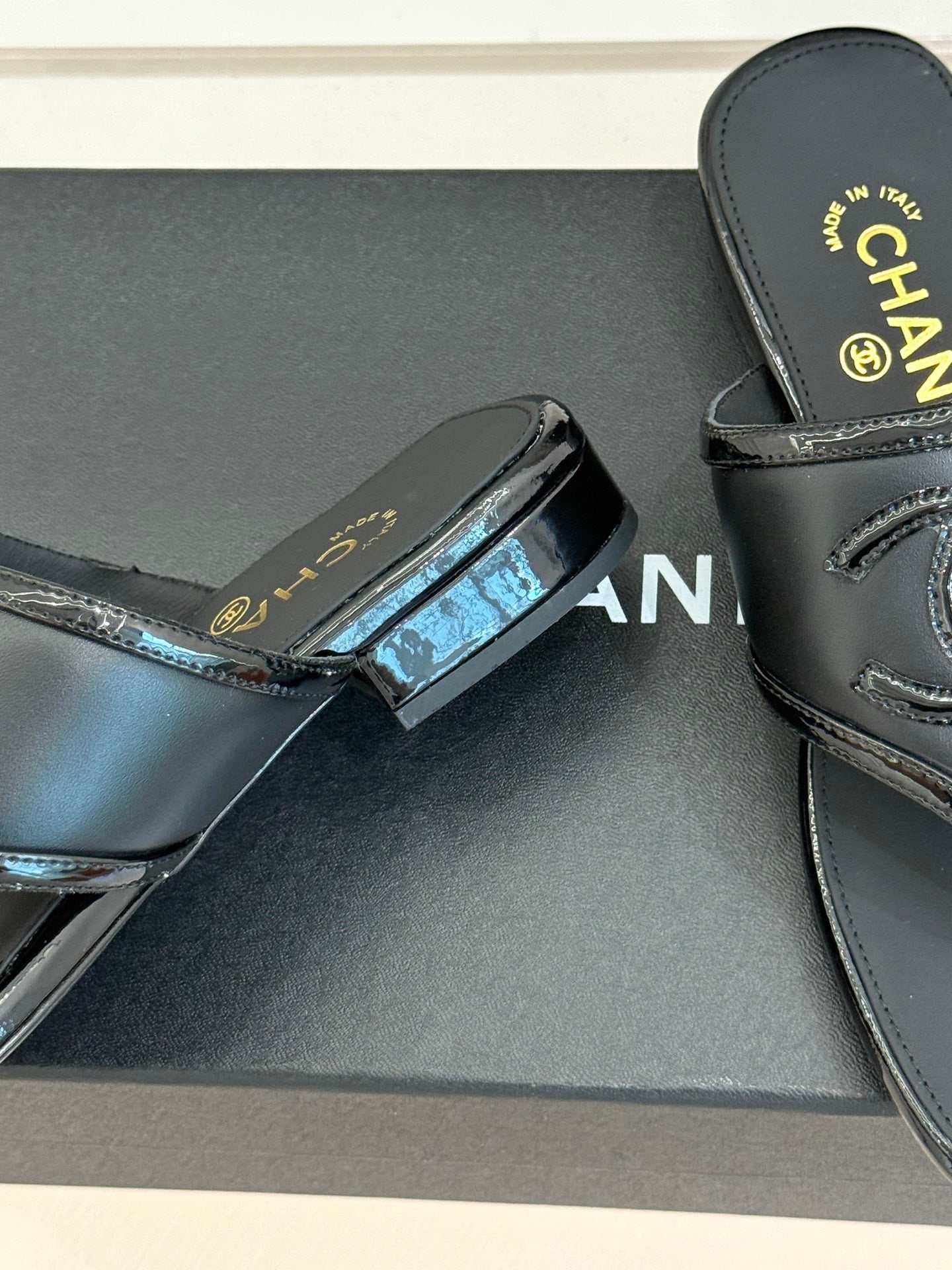 CC 26s Thong Sandal Black Lambskin Patent Leather 917805
