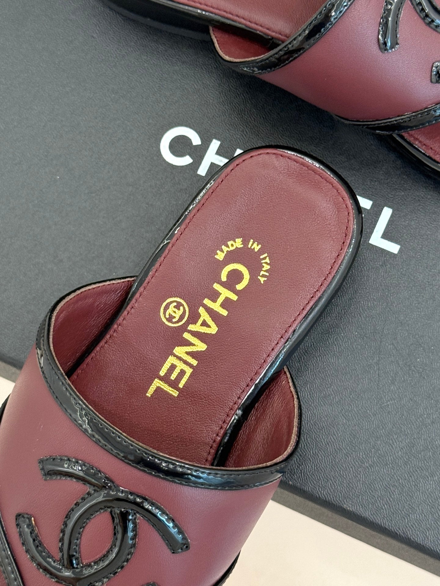 CC 26s Thong Sandal Black Burgundy Lambskin Patent Leather 917806