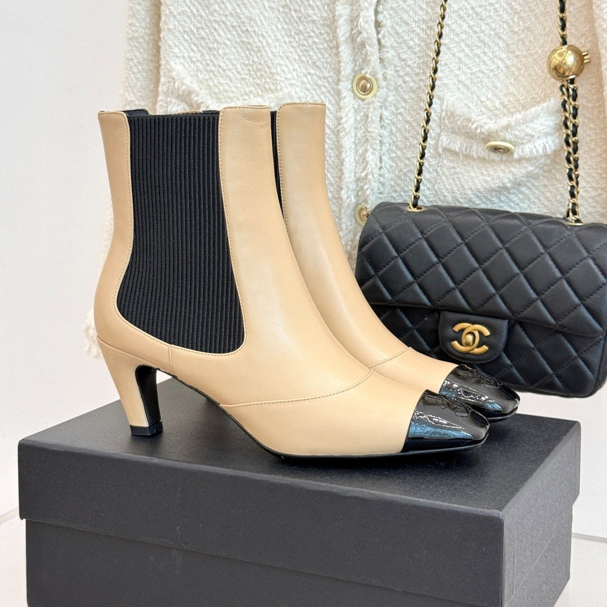 Chanel 26s Patent Cap Toe Chelsea Ankle Boots 7cm Beige Black 153340