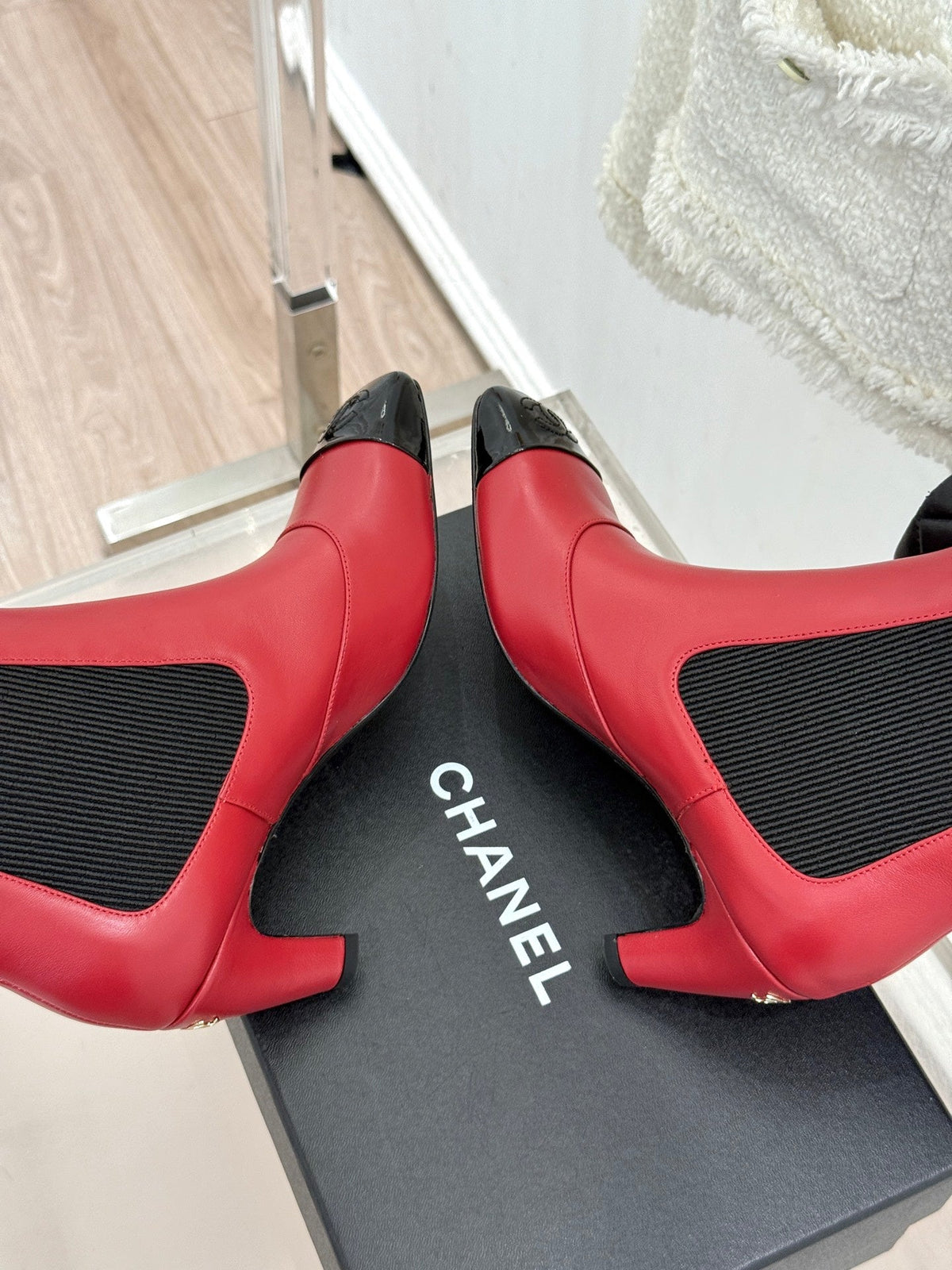 Chanel 26s Patent Cap Toe Chelsea Ankle Boots 7cm Red Black 153342