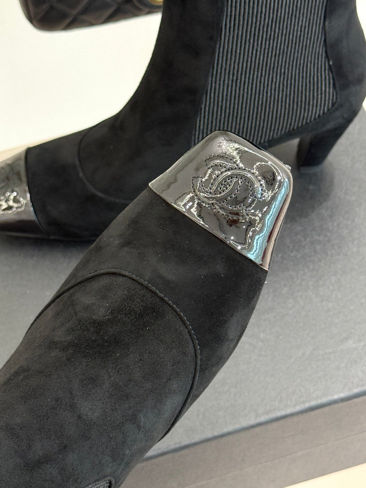 Chanel 26s Patent Cap Toe Chelsea Ankle Boots 7cm Suede Black 153343