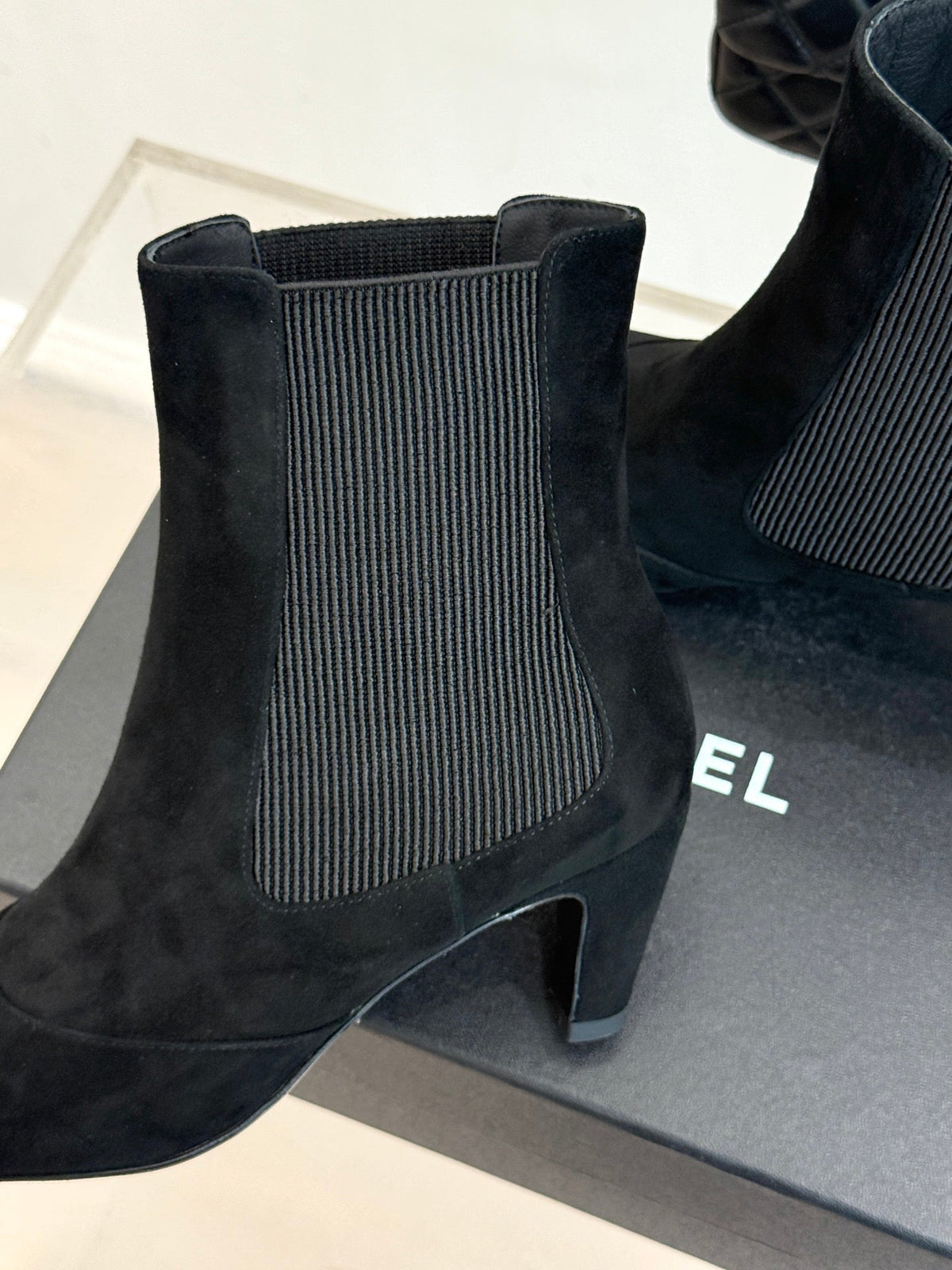Chanel 26s Patent Cap Toe Chelsea Ankle Boots 7cm Suede Black 153343