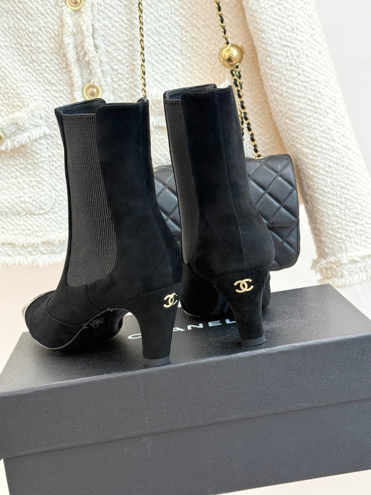 Chanel 26s Patent Cap Toe Chelsea Ankle Boots 7cm Suede Black 153343