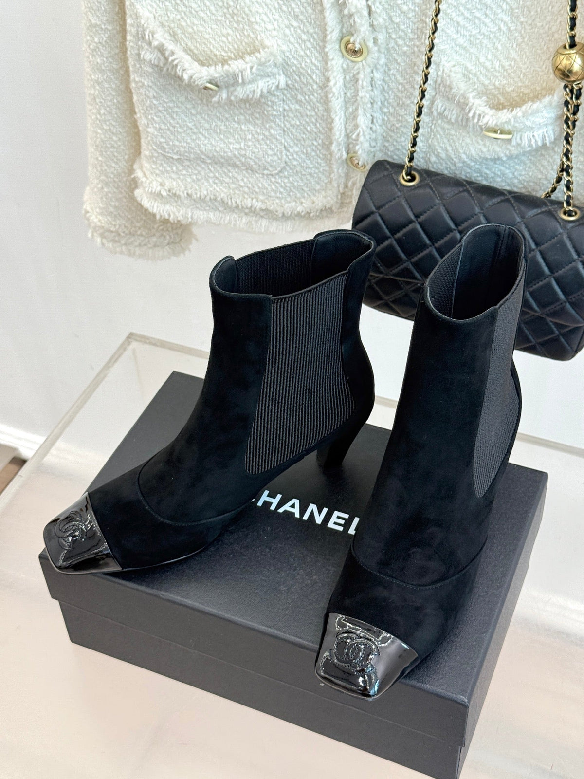 Chanel 26s Patent Cap Toe Chelsea Ankle Boots 7cm Suede Black 153343