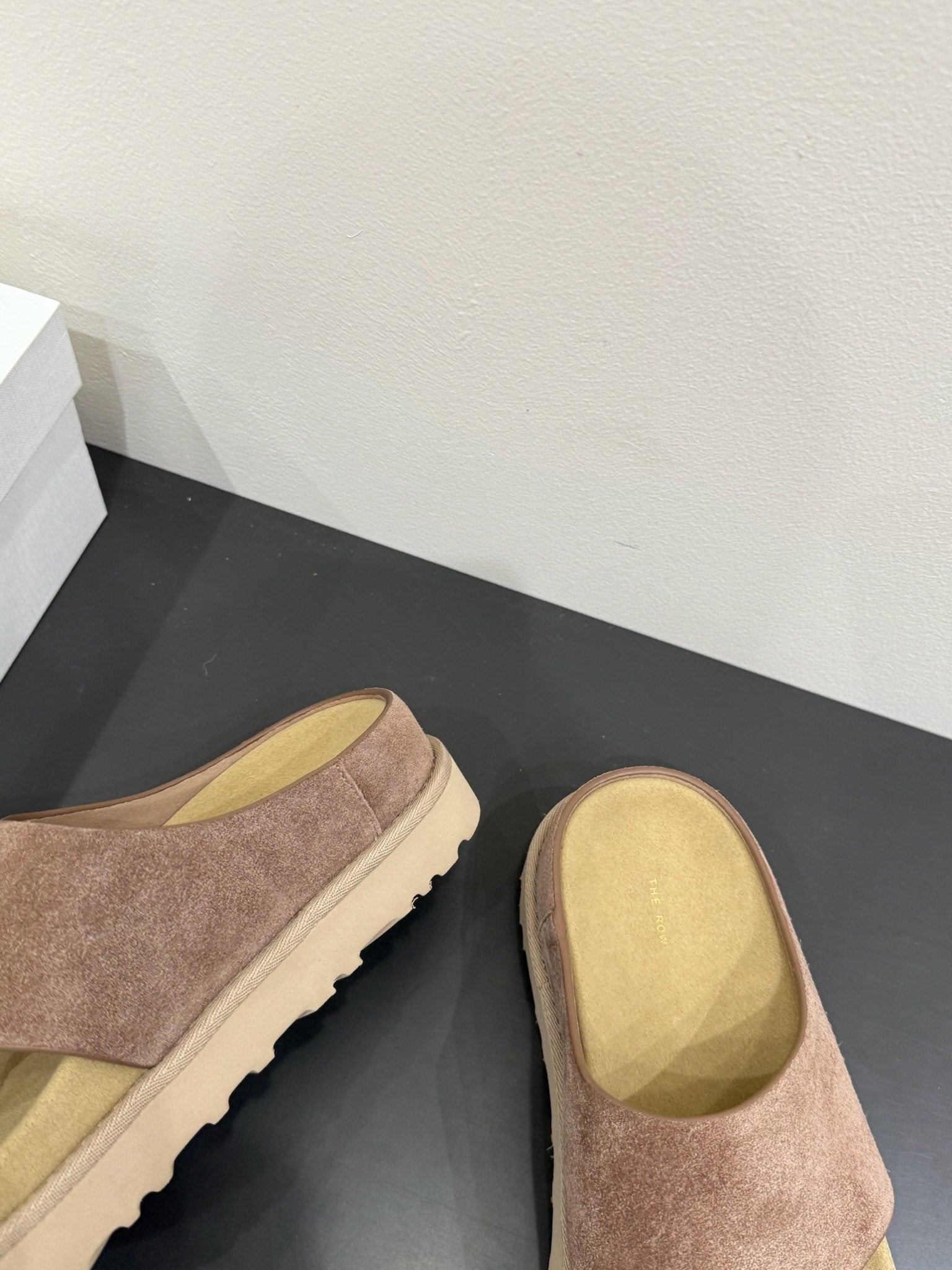 The Row Flat Sandal Warm Beige Cow Suede 337500
