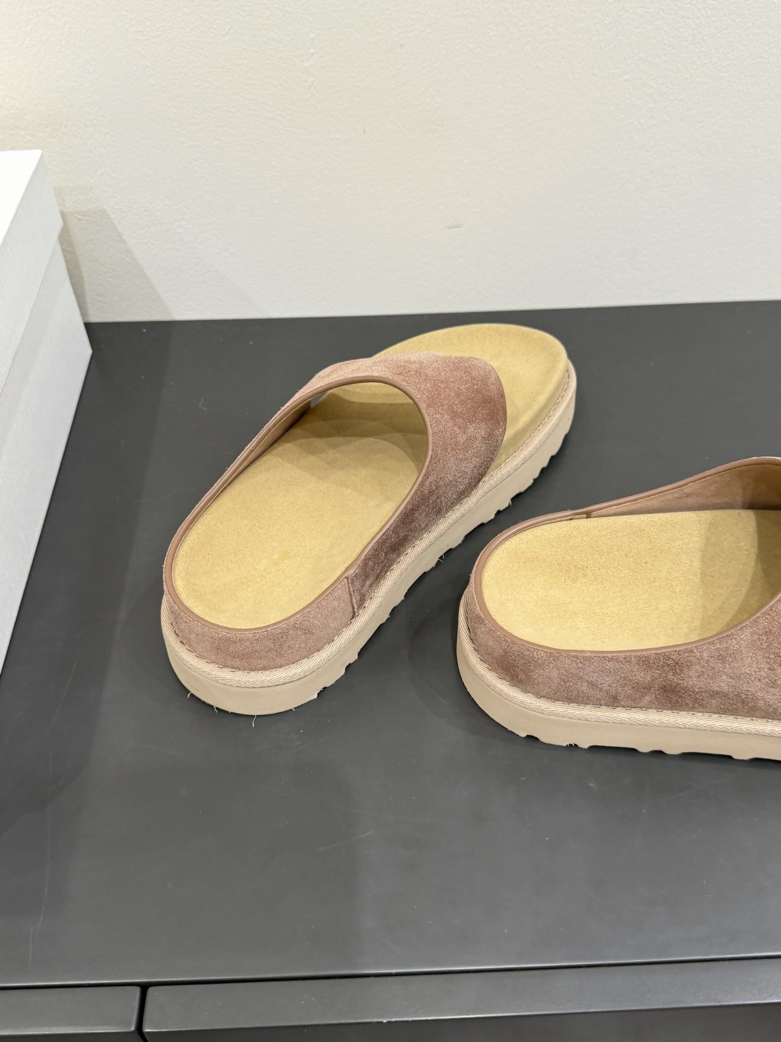 The Row Flat Sandal Warm Beige Cow Suede 337500