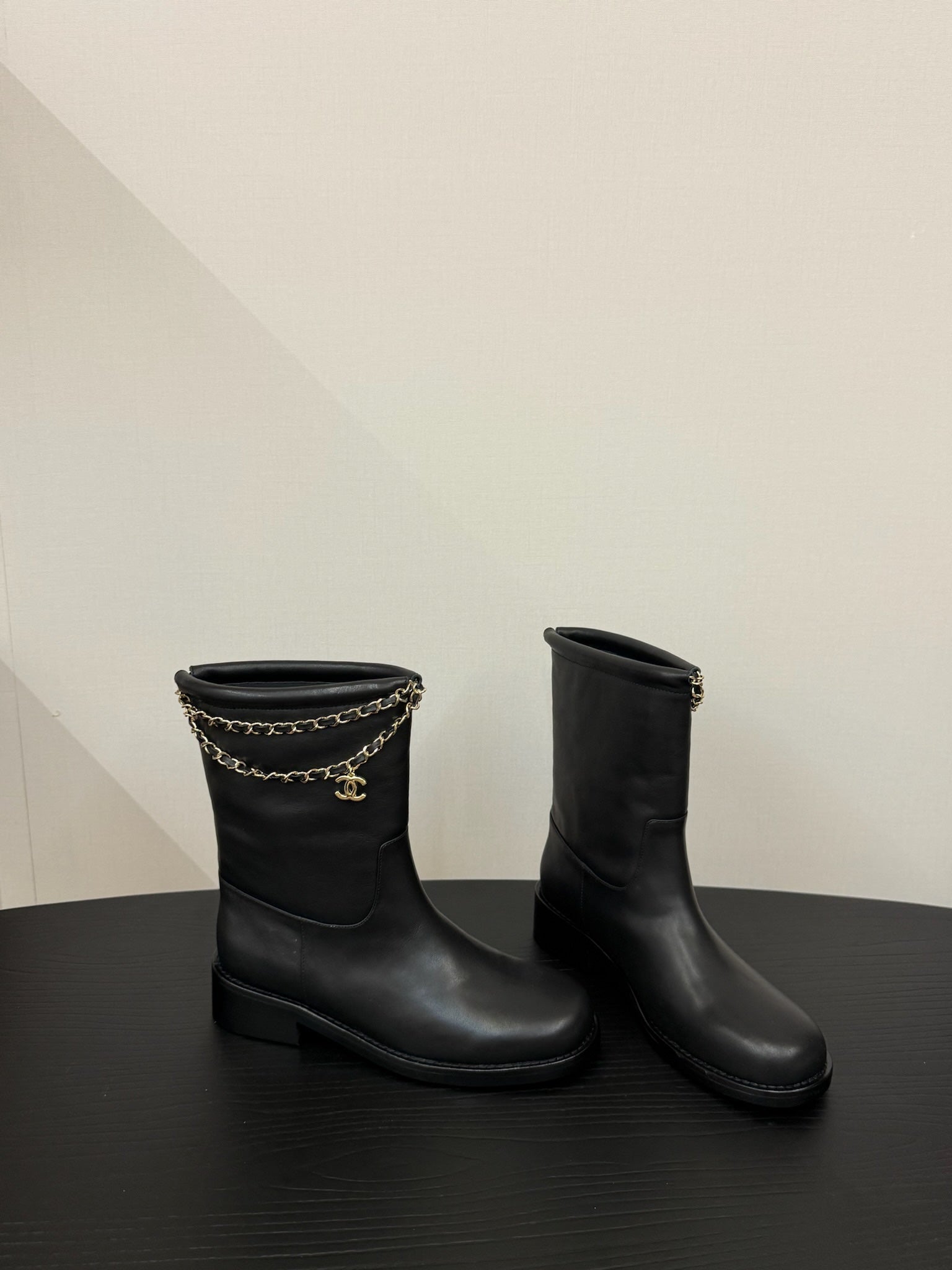 CC 25s Short Flat Chain Knight Boots Black Leather 417841