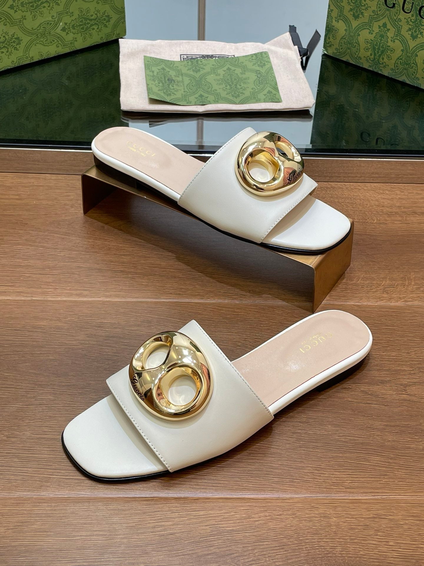 FLAT MULE IN WHITE CALFSKIN