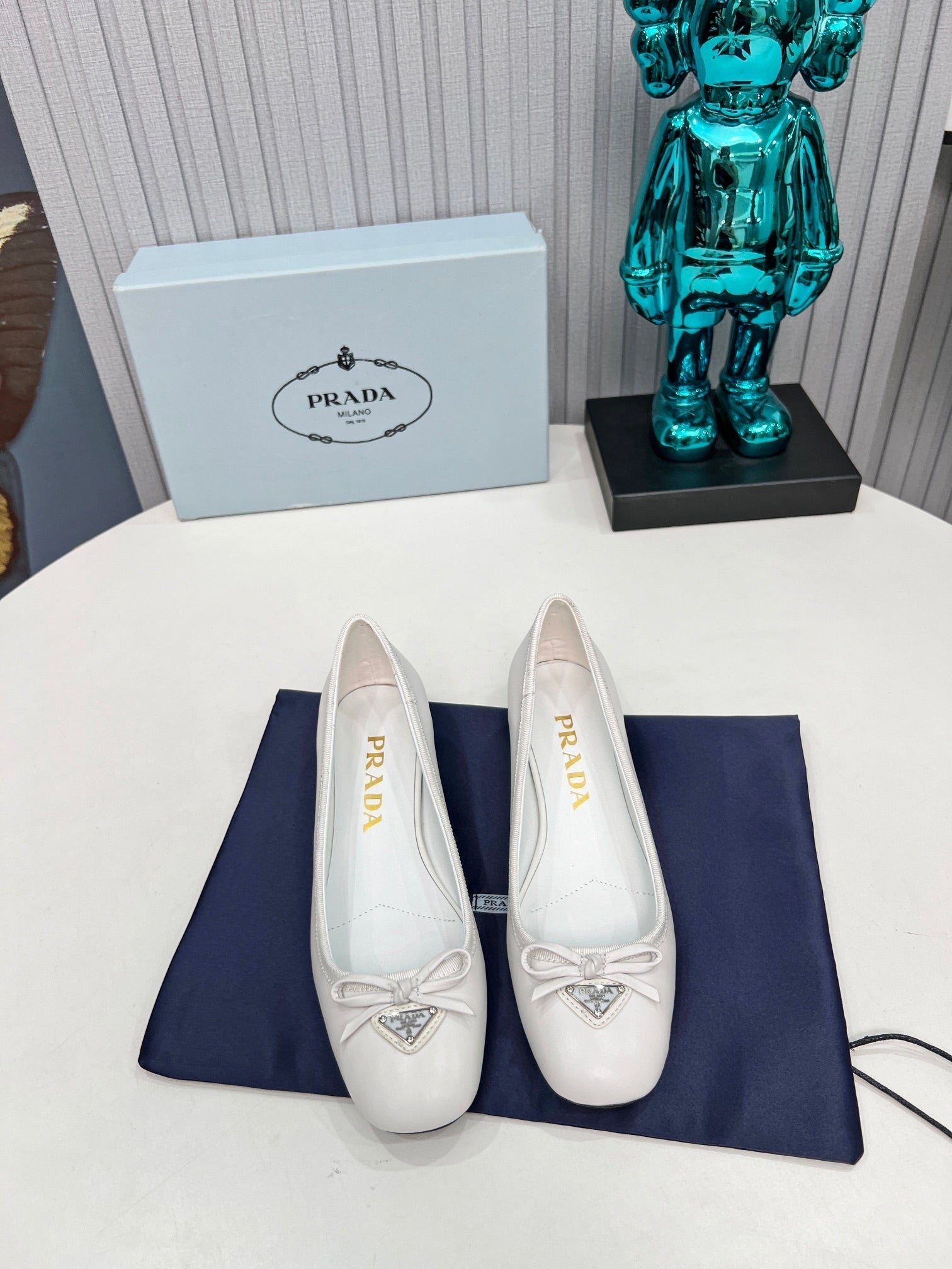 Prada 26s Round Toe Pumps Block Heel 40mm In White Calfskin With Bow