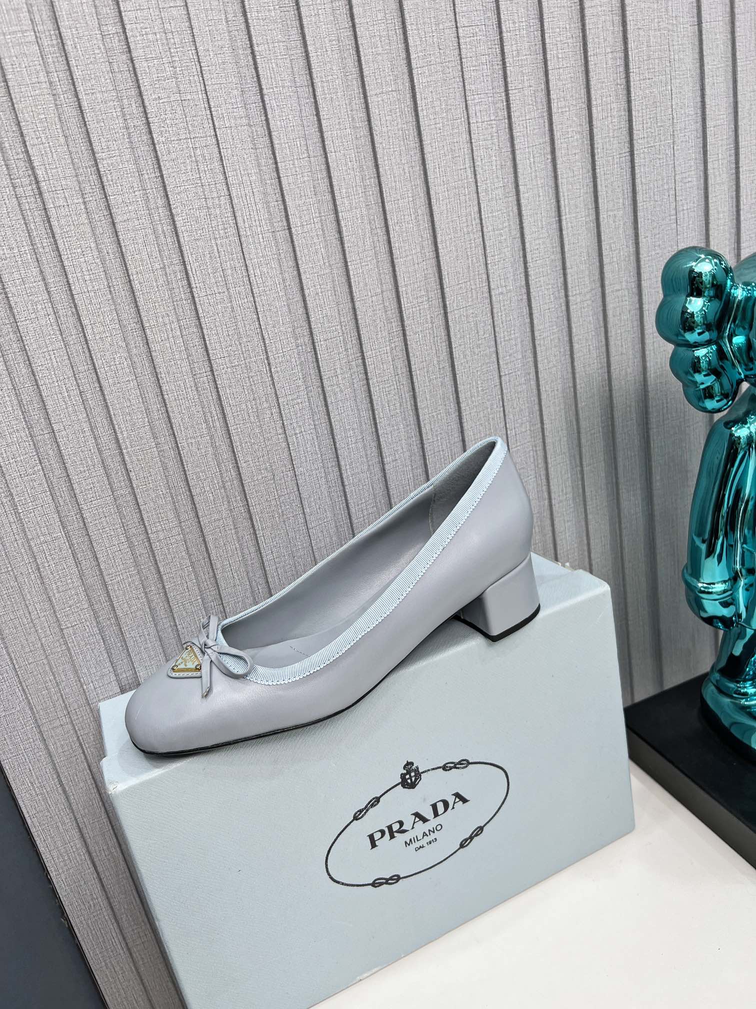 Prada 26s Round Toe Pumps Block Heel 40mm In Light Blue Calfskin With Bow