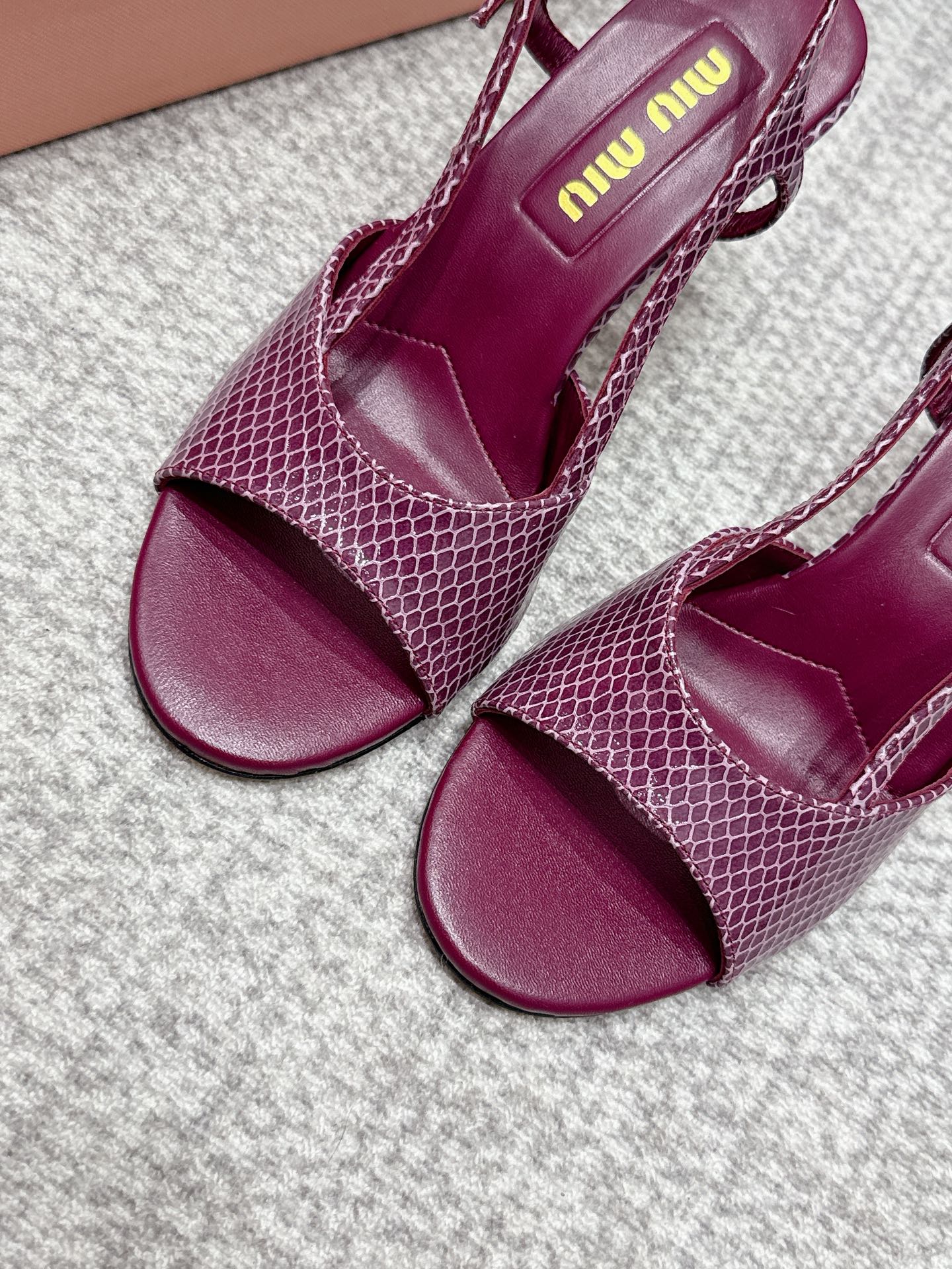 Miu 26s Heeled Sandals 8.5cm Burgundy Snakeskin Texture 680494