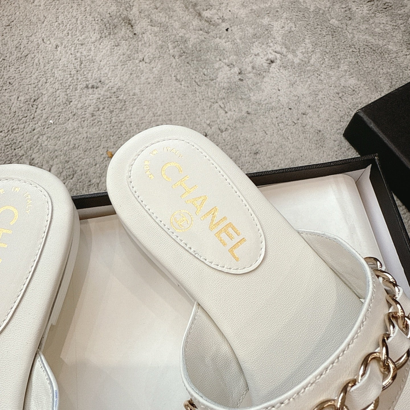 CC 26s Turnlock Chain Thong Sandals White Sheepskin 937194