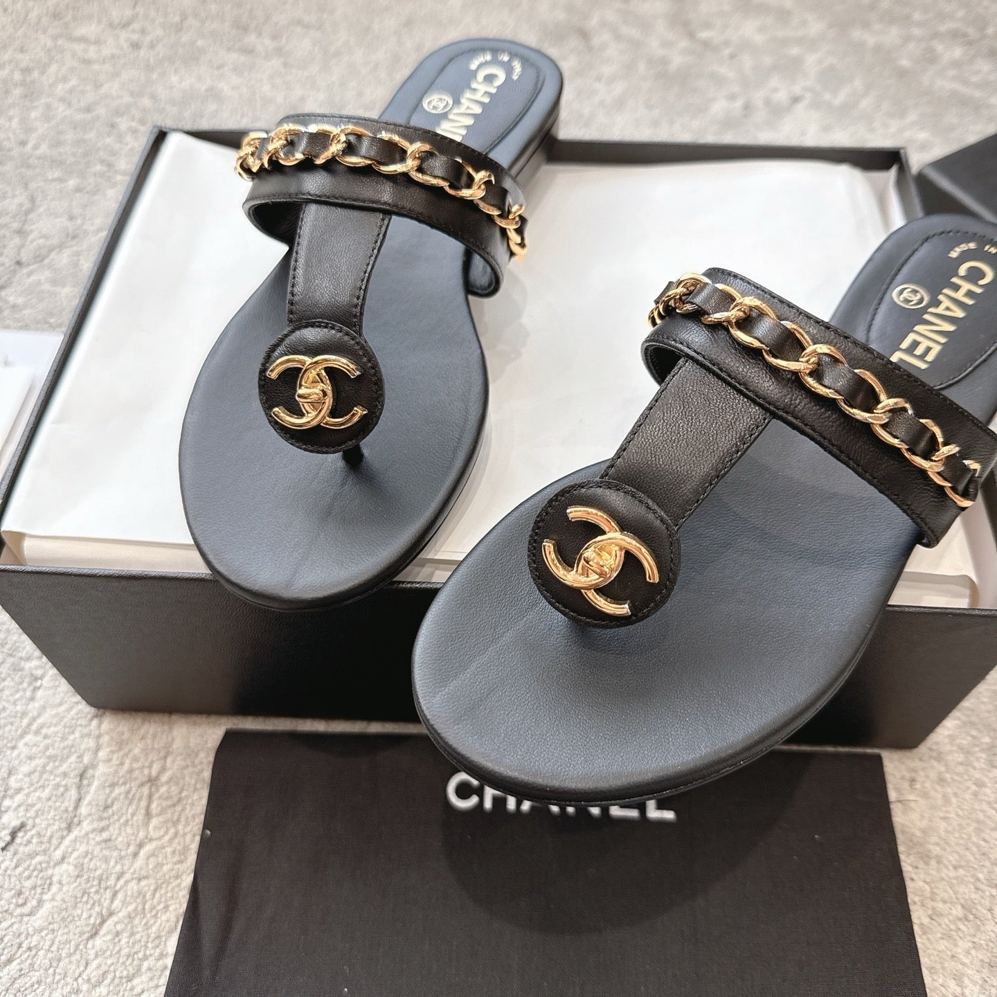CC 26s Turnlock Chain Thong Sandals Black Sheepskin 937195