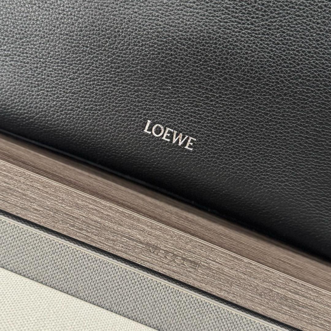 Loewe Pebble Hobo Chocolate Smooth Calfskin