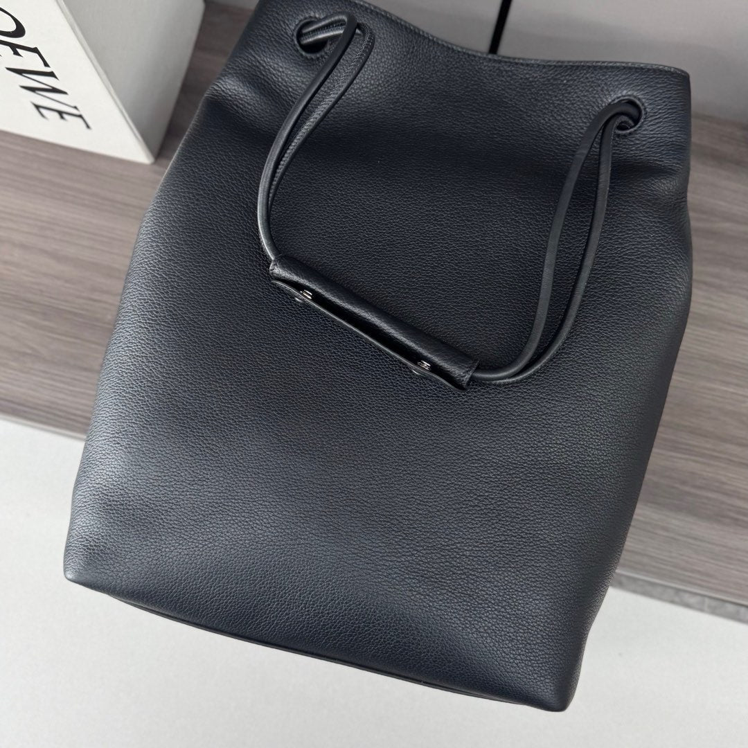 Loewe Pebble Hobo Chocolate Smooth Calfskin