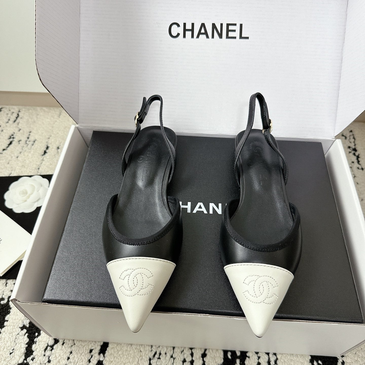 CC Slingback Pointed White Black Leather 628289