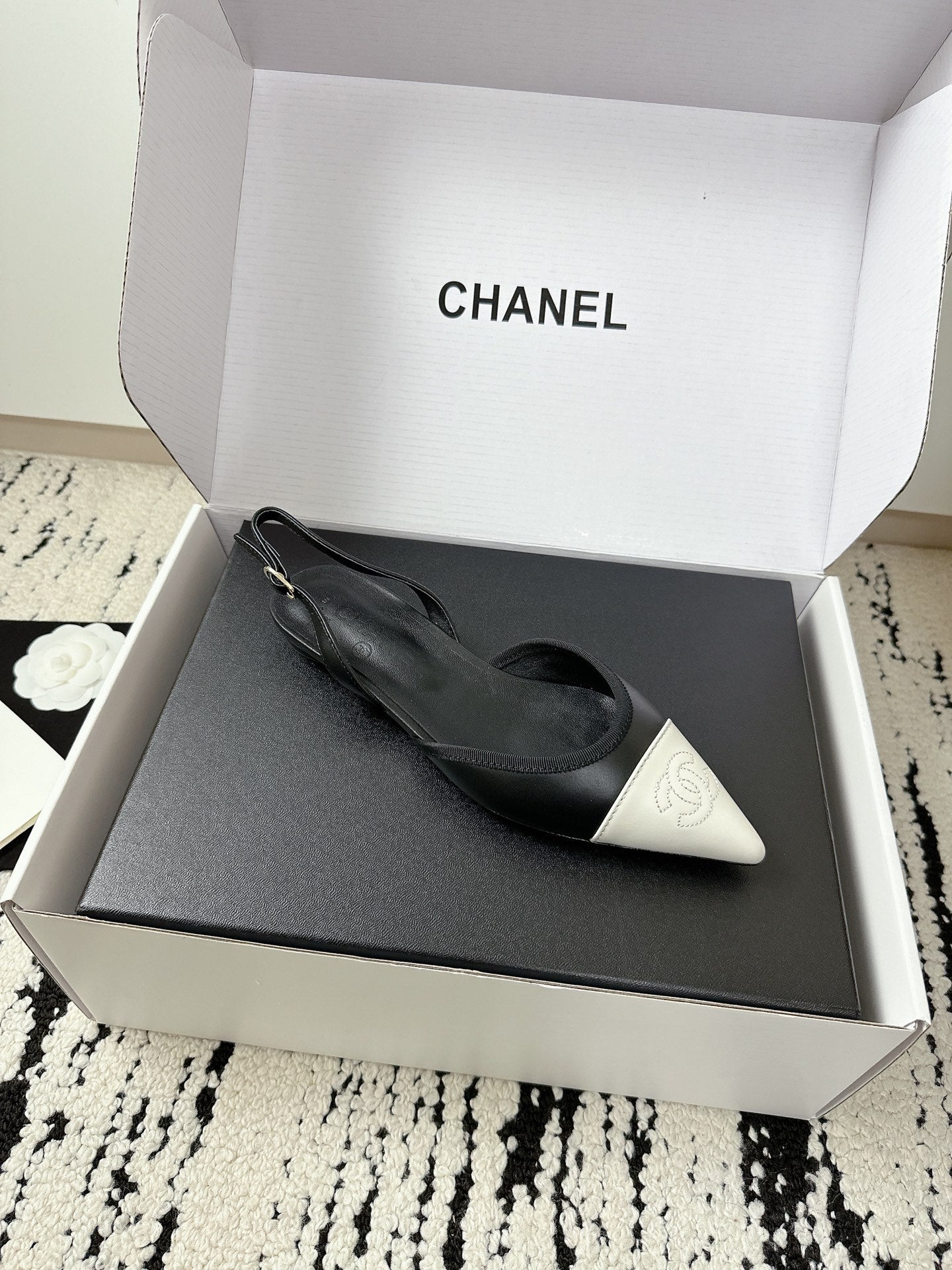 CC Slingback Pointed White Black Leather 628289