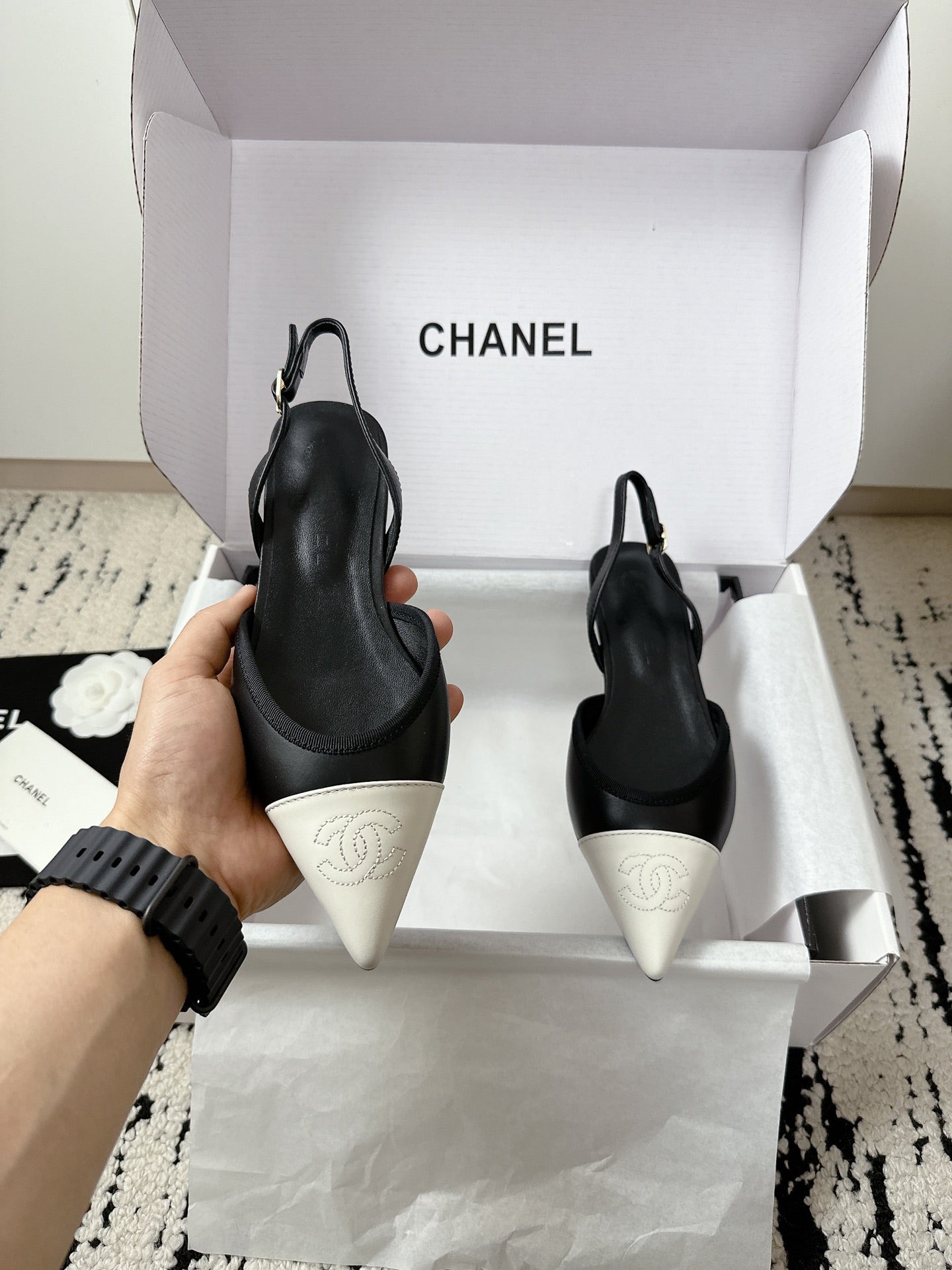 CC Slingback Pointed White Black Leather 628289