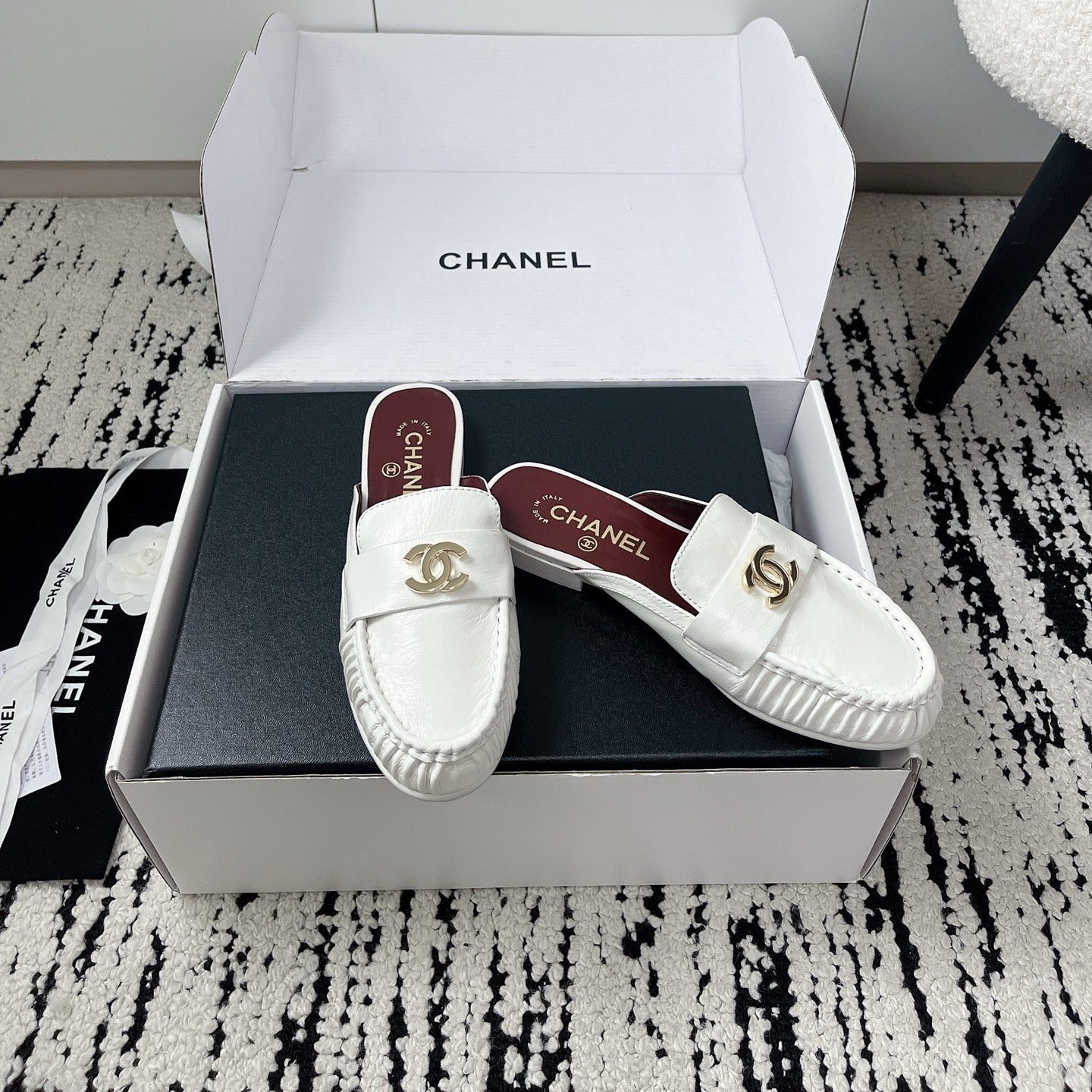CC 26A Métiers d’art 2026 Mules White Glossy Sheepskin 900758