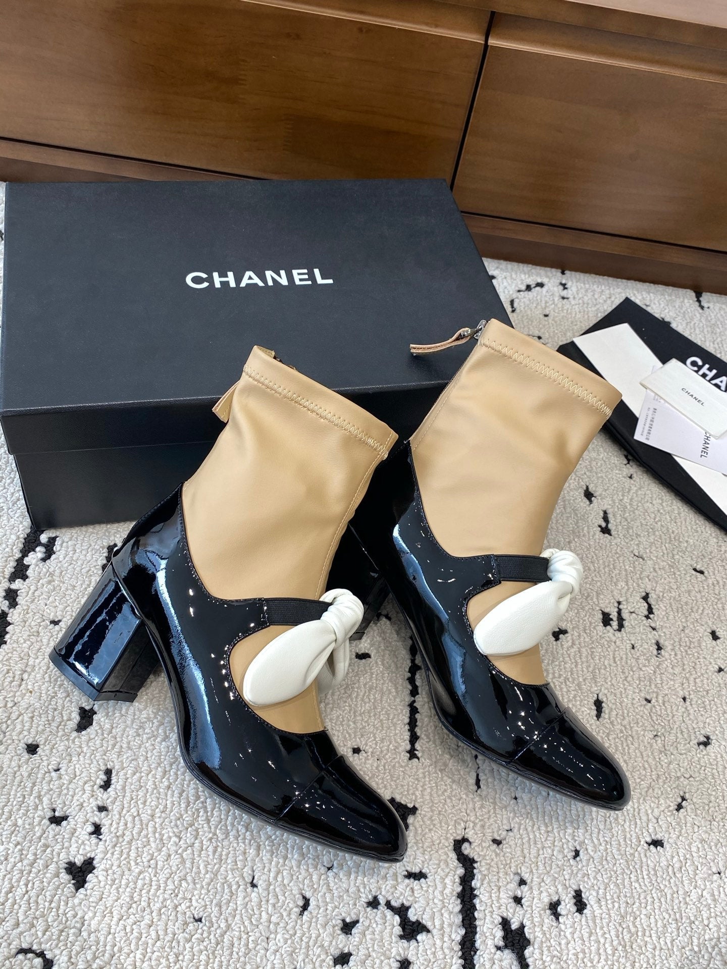 CC Big Ribbon Middle Boots Heel 50mm Black Beige Sheepskin Patent Leather 529279