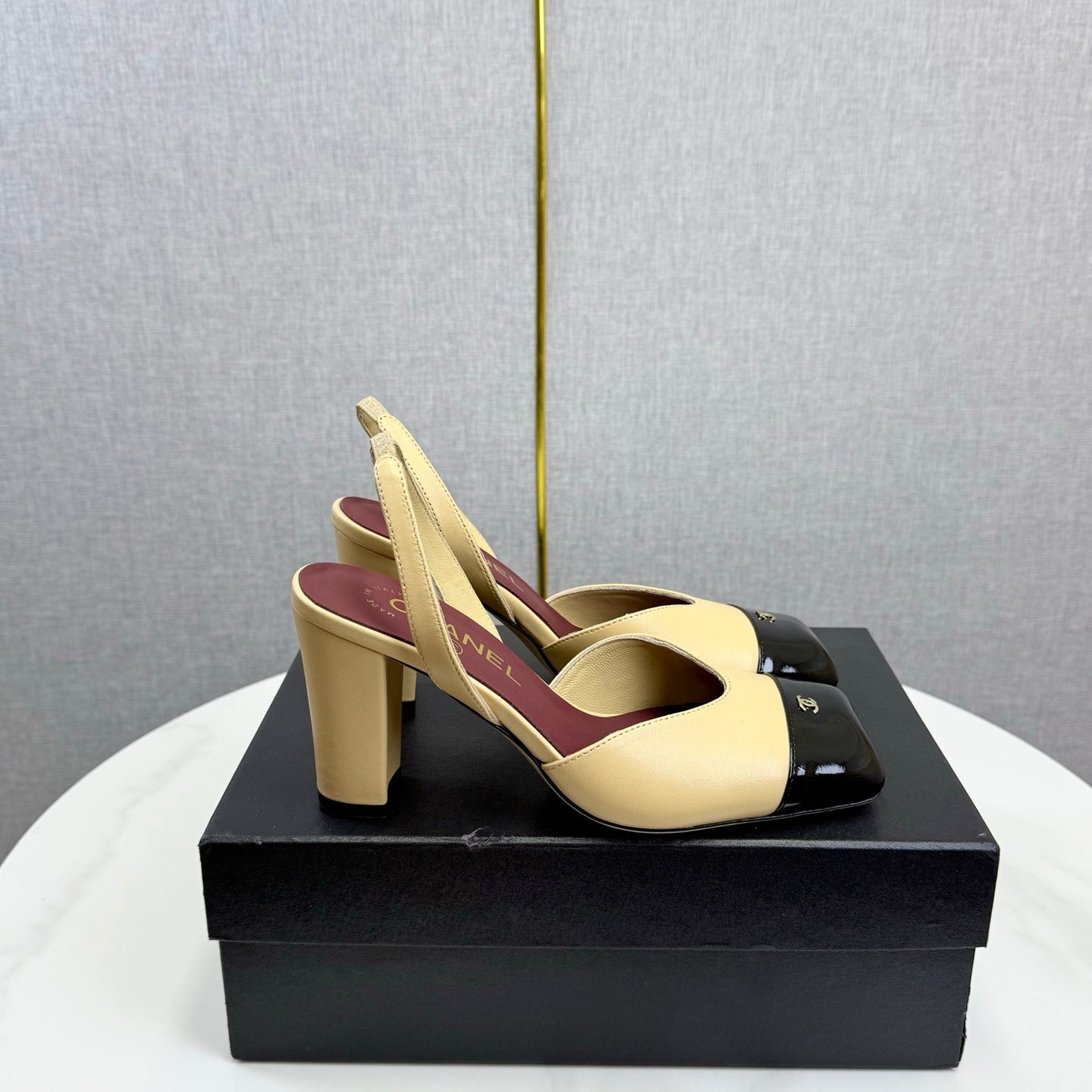 CC 25FW Square Toe Slingback White Beige Sheepskin Patent Leather 541135