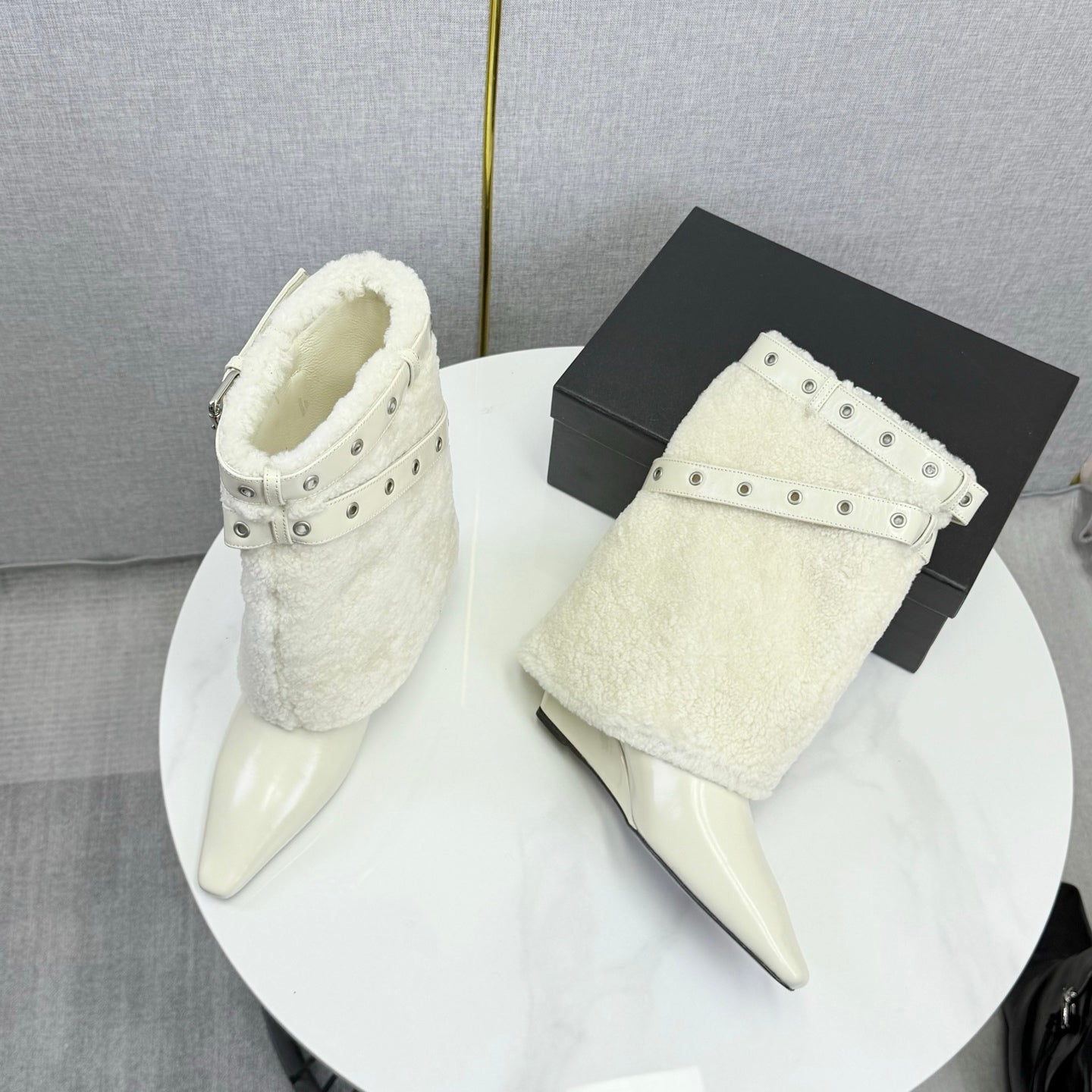 CC 26s Knight Martin Boots White Sheepskin Wool 620408