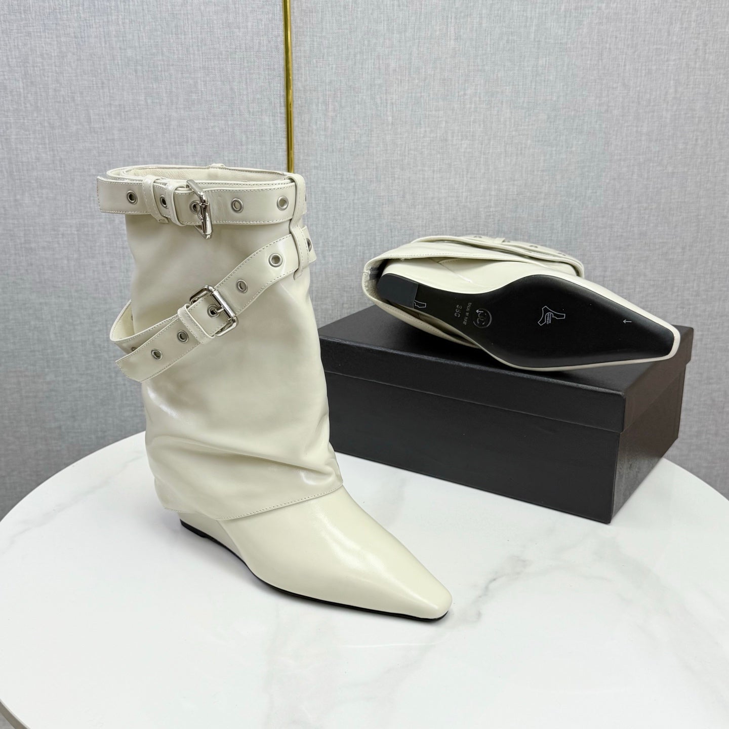 CC 26s Knight Martin Boots White Sheepskin 620411