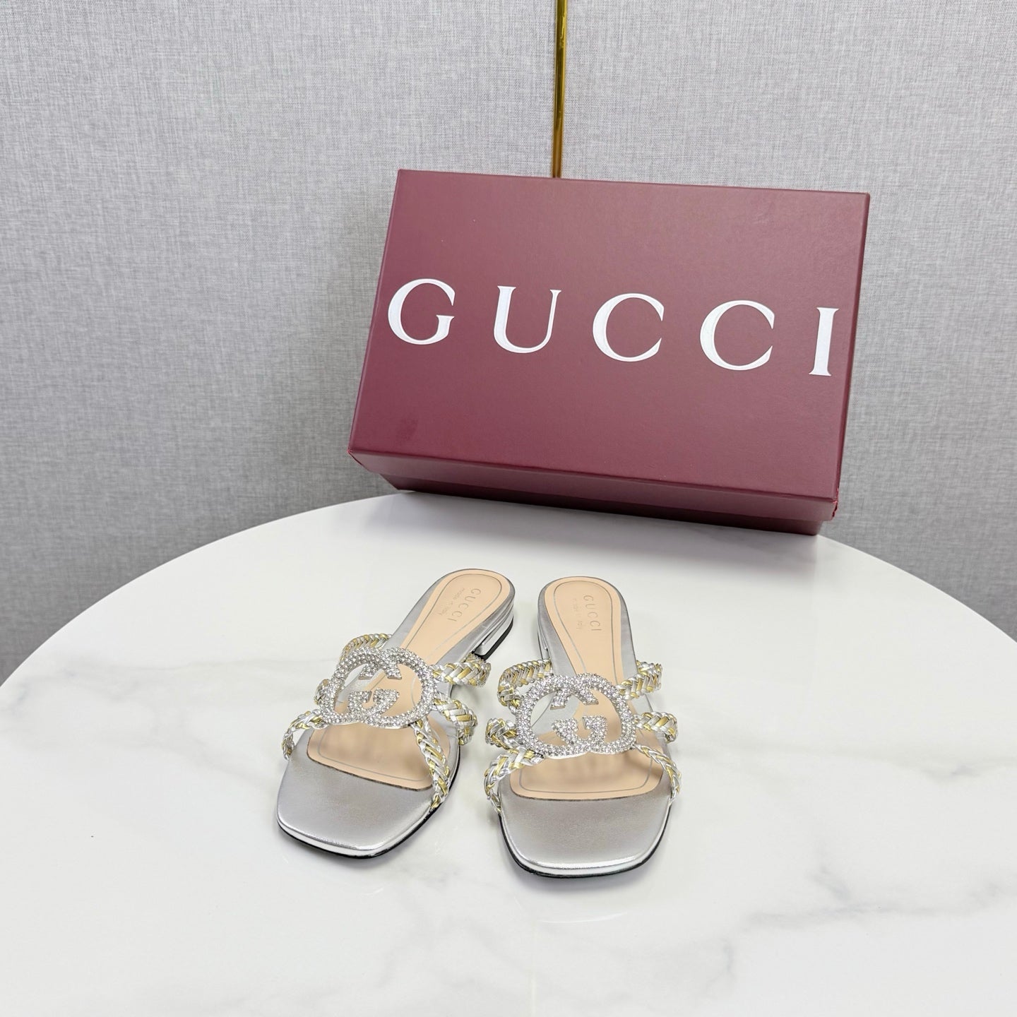 GG 26s Slippers With Crystal Interlocking G Sliver Leather 639930