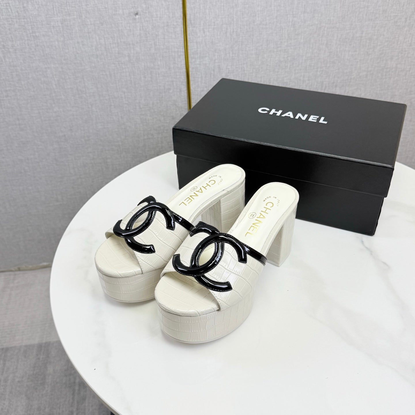 CC 26s Block Heel Sandals 10cm White Crocodile-Embossed Calfskin