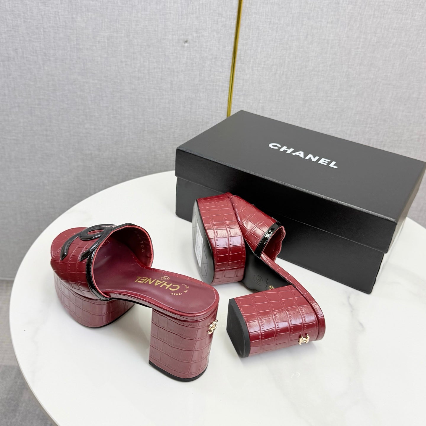 CC 26s Block Heel Sandals 10cm Red Crocodile-Embossed Calfskin
