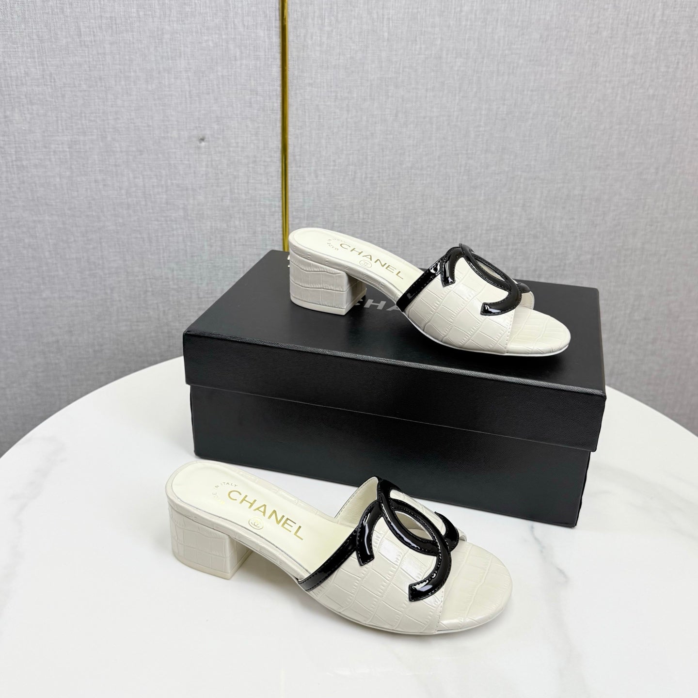 CC 26s Block Heel Sandals 4cm White Crocodile-Embossed Calfskin