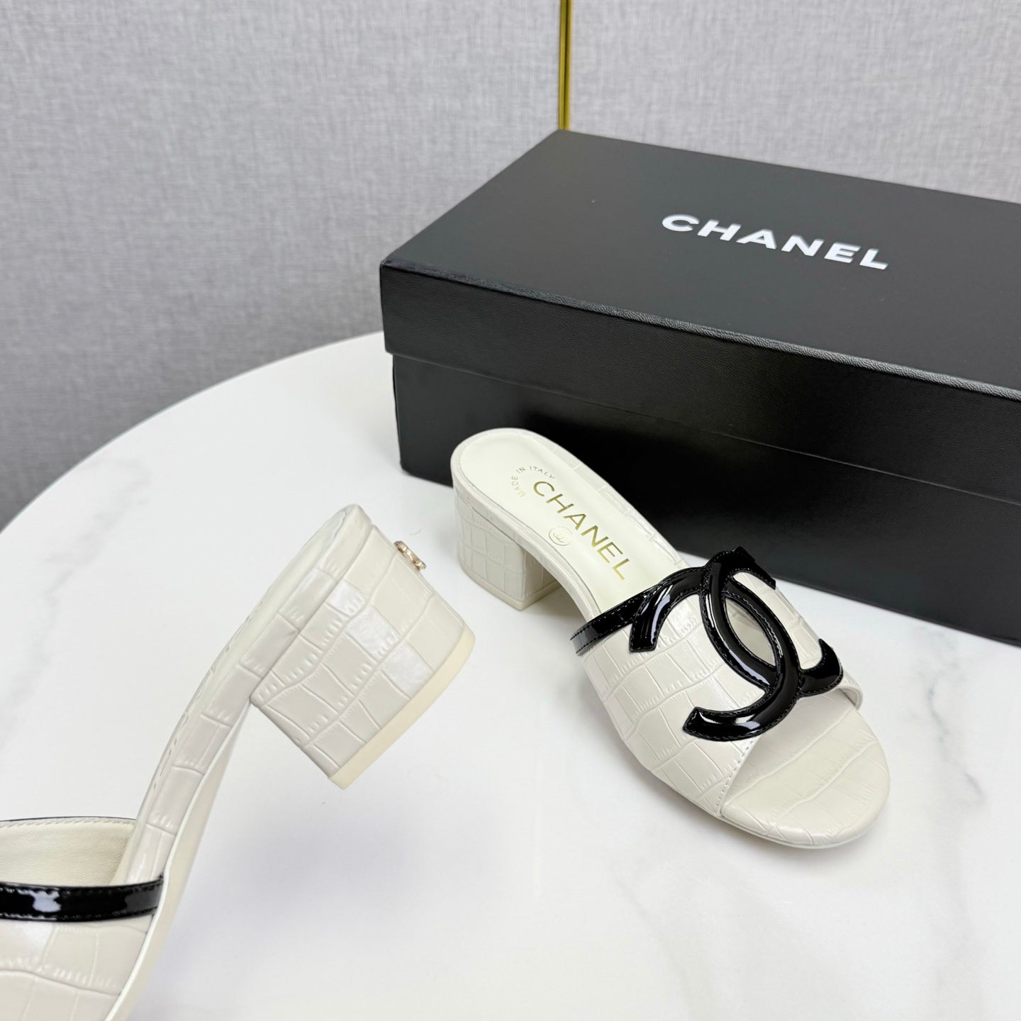 CC 26s Block Heel Sandals 4cm White Crocodile-Embossed Calfskin