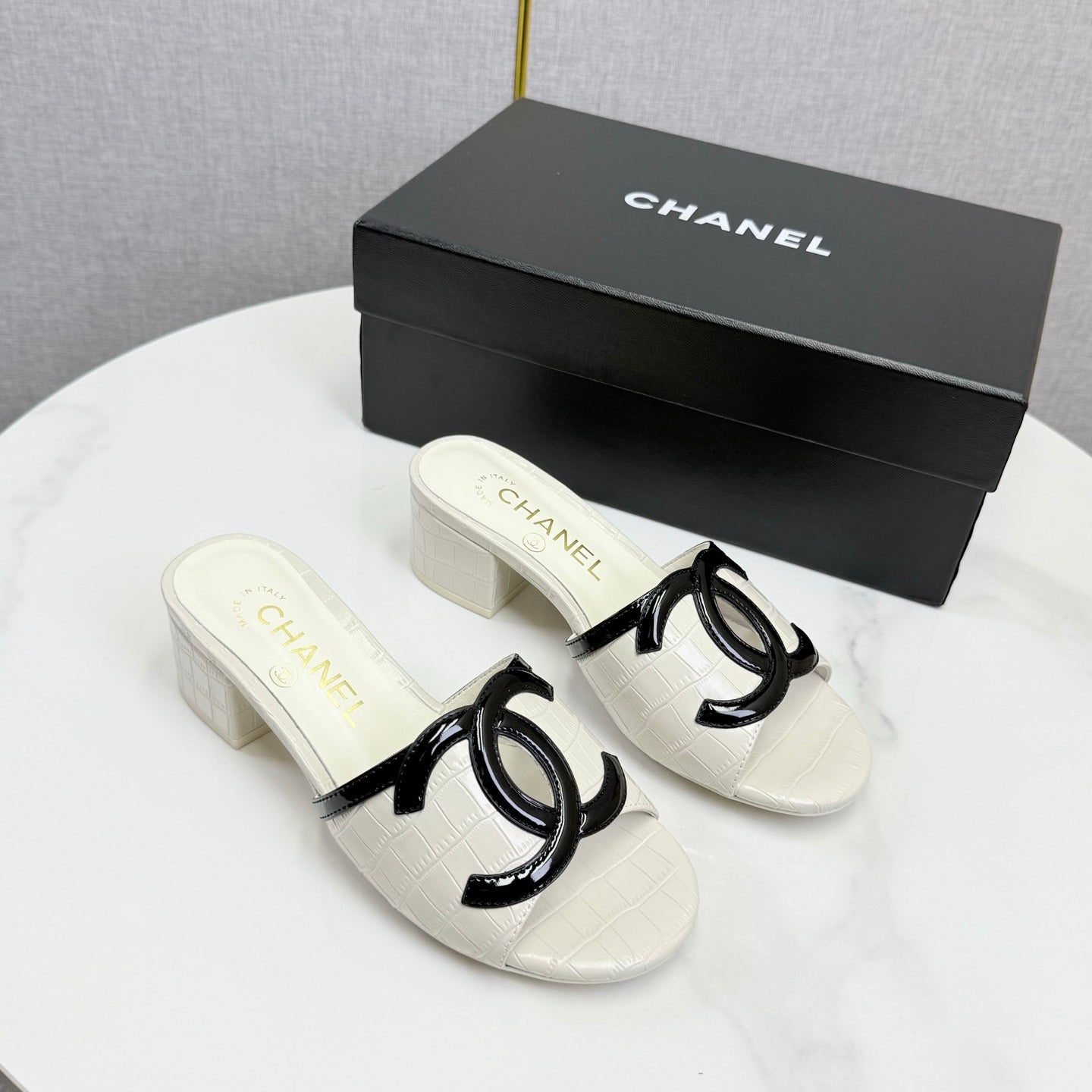 CC 26s Block Heel Sandals 4cm White Crocodile-Embossed Calfskin