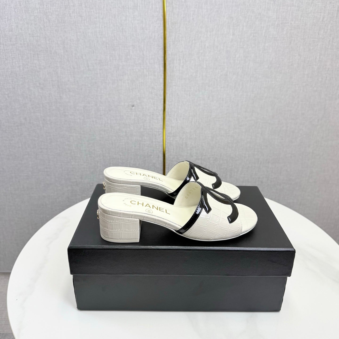 CC 26s Block Heel Sandals 4cm White Crocodile-Embossed Calfskin