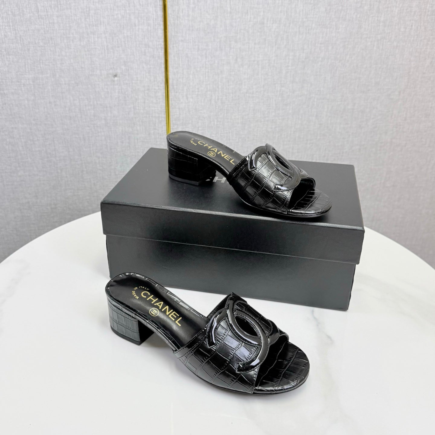 CC 26s Block Heel Sandals 4cm Black Crocodile-Embossed Calfskin