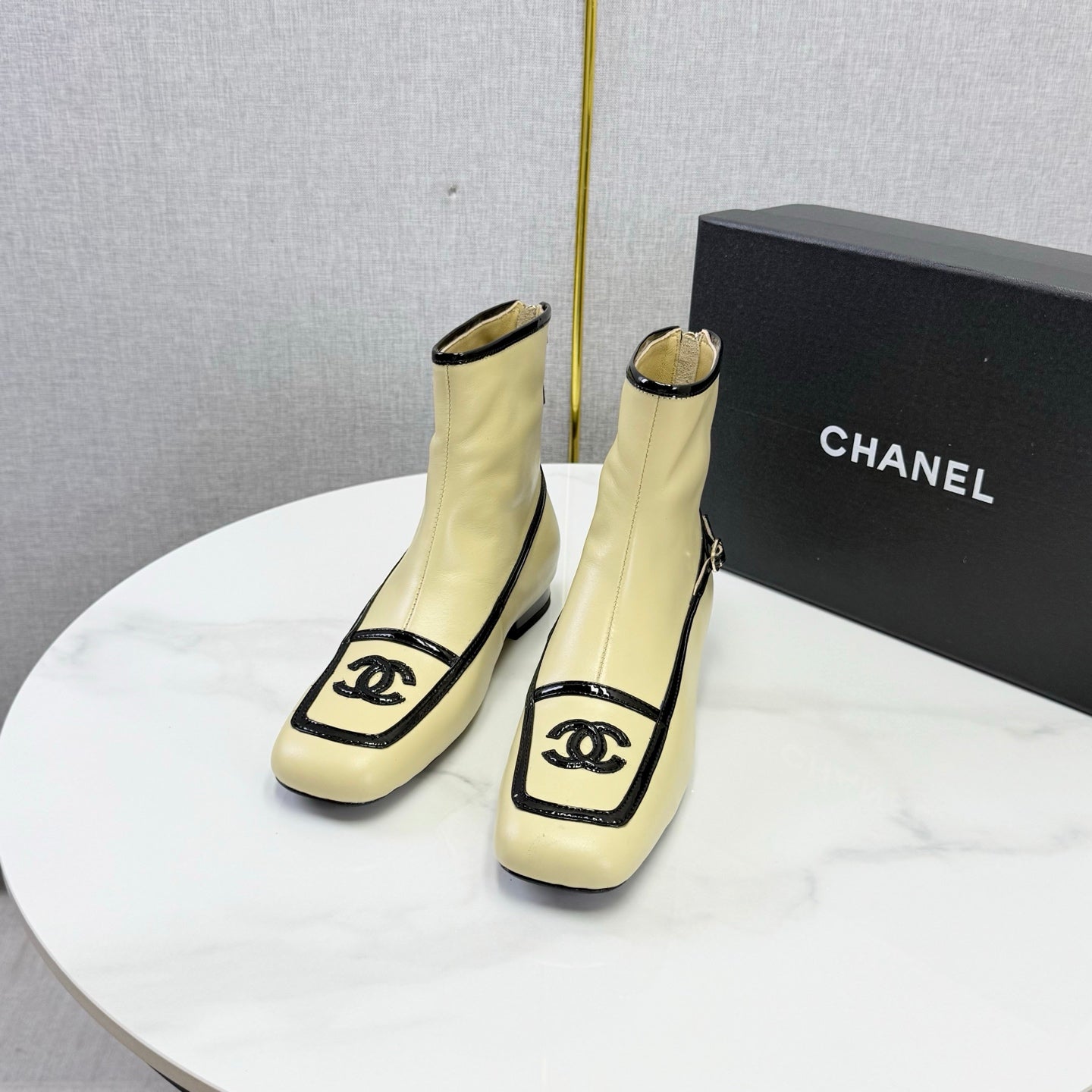 CC 26s Square Toe Low Heel Boots Black Beige Sheeepskin 972803