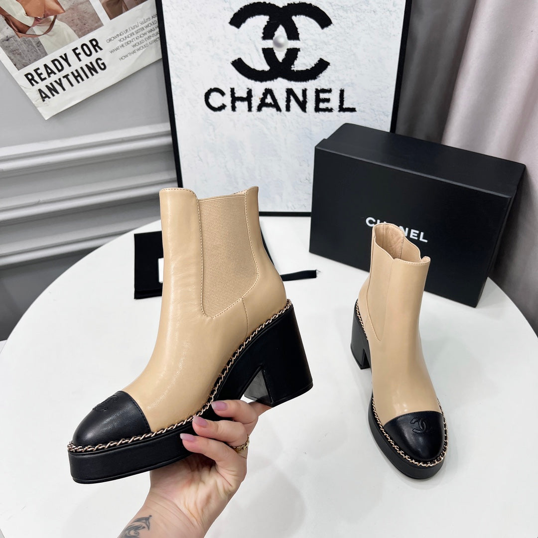 CC 25 Chelsea Ankle Boots With Chain 85mm Beige Black Sheepskin 374034
