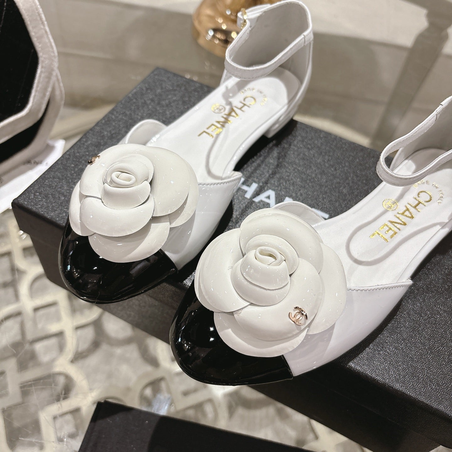 CC 26s Camellia Hollow Sandals White Patent Leather 736520