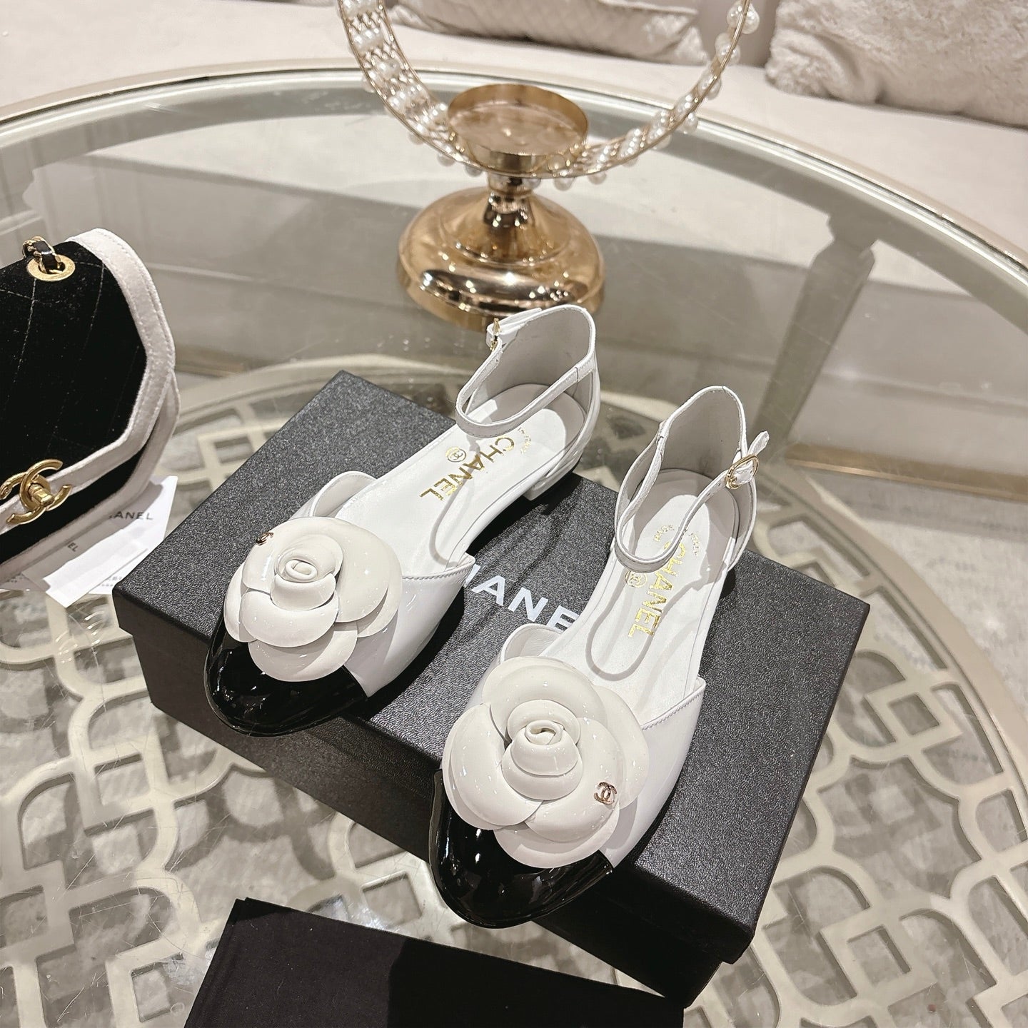 CC 26s Camellia Hollow Sandals White Patent Leather 736520