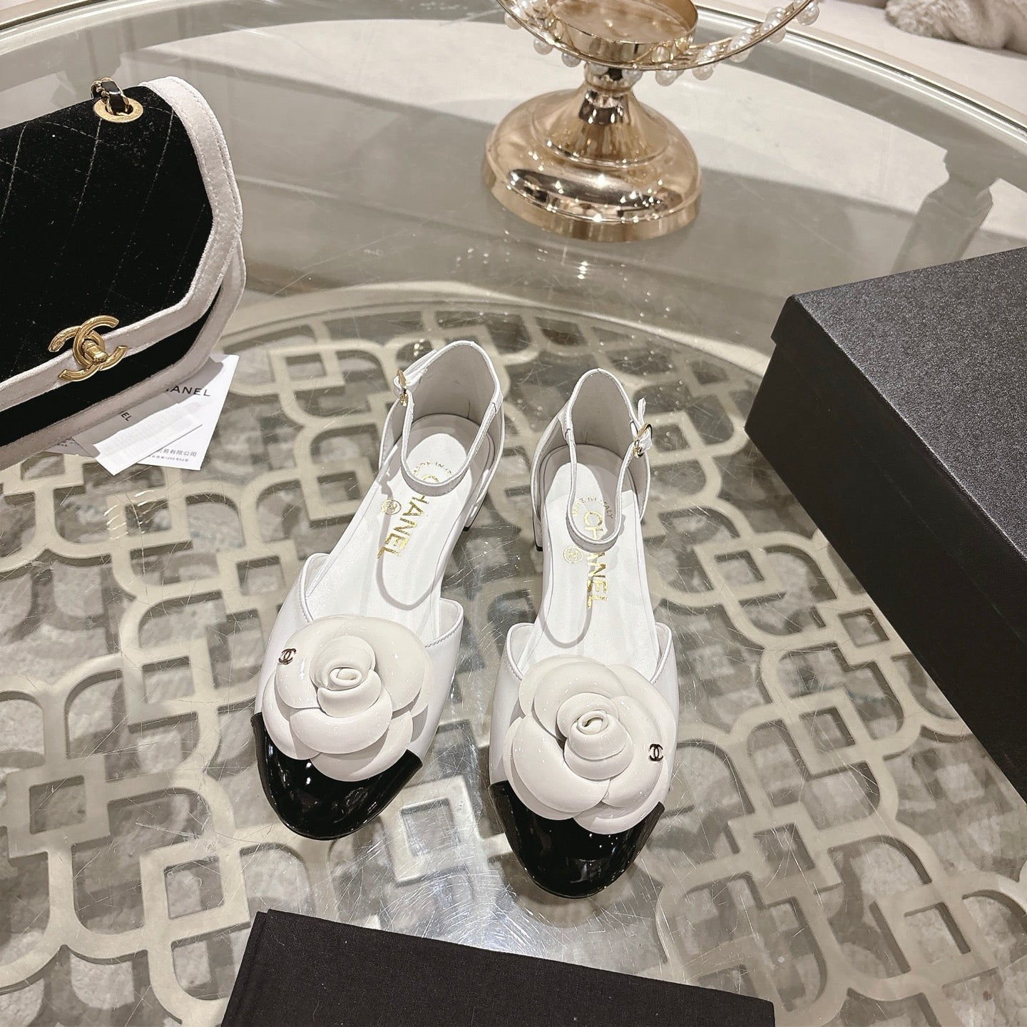 CC 26s Camellia Hollow Sandals White Patent Leather 736520