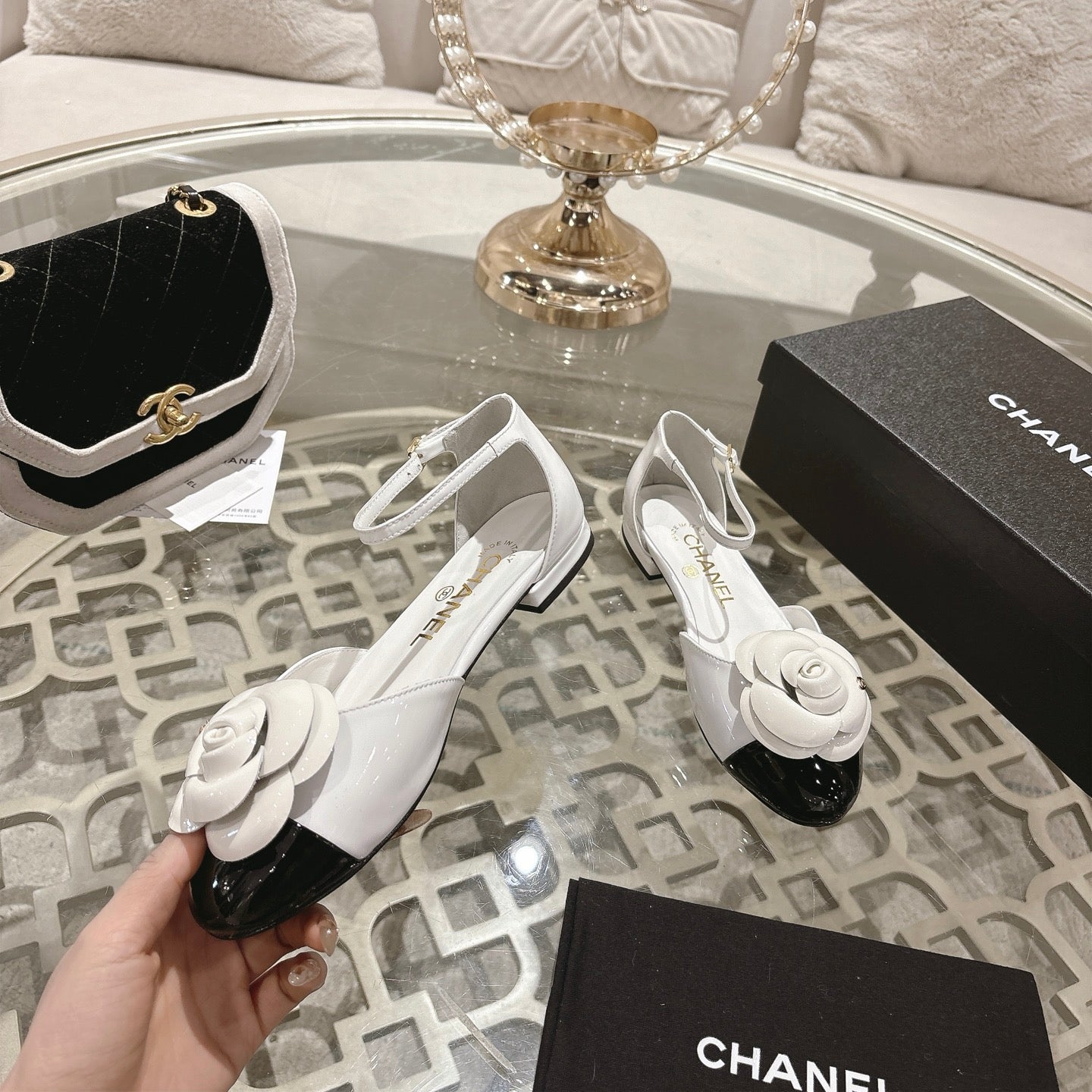 CC 26s Camellia Hollow Sandals White Patent Leather 736520