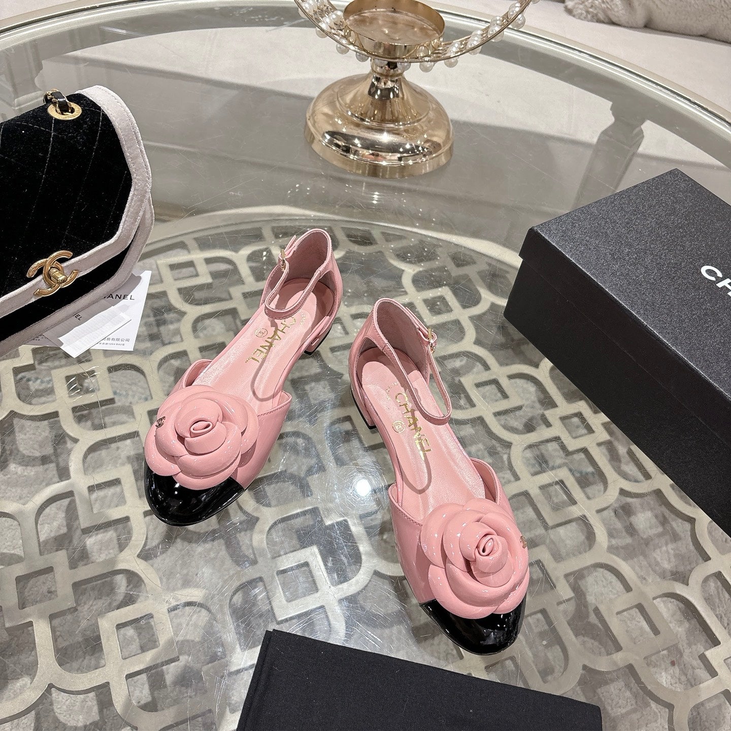 CC 26s Camellia Hollow Sandals Pink Patent Leather 736521