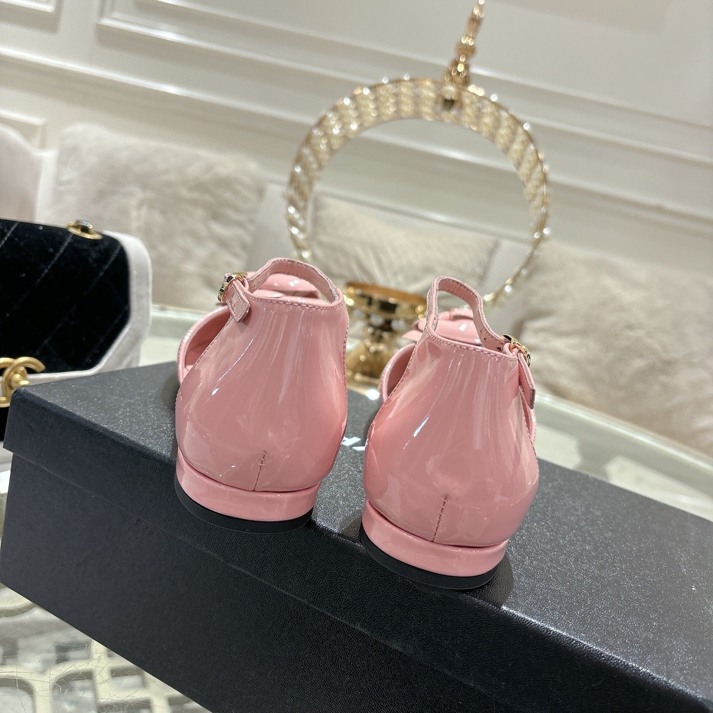 CC 26s Camellia Hollow Sandals Pink Patent Leather 736521