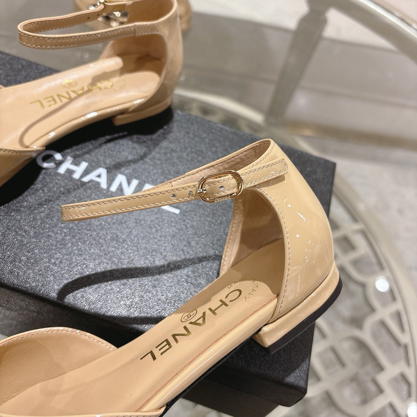 CC 26s Camellia Hollow Sandals Beige Patent Leather 736522