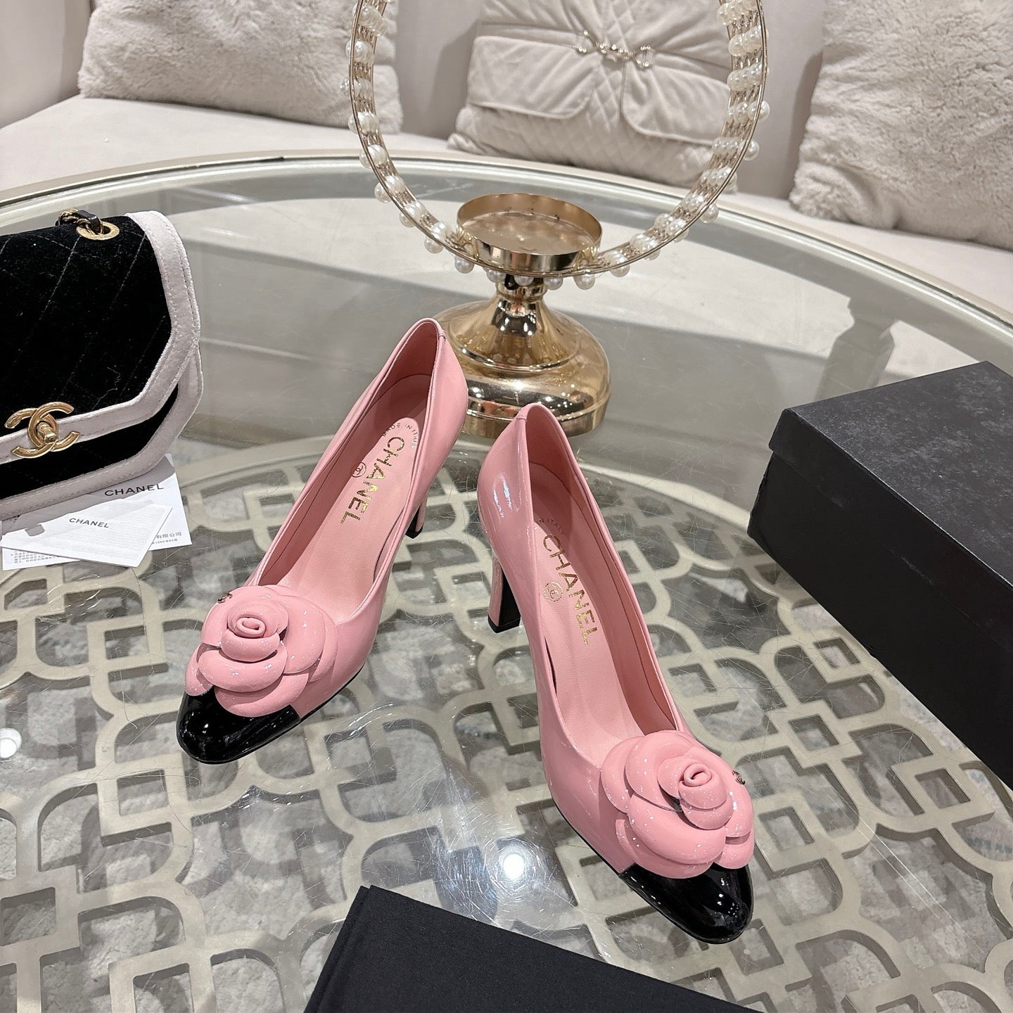 CC 26s Camellia Round Toe Pump 8.5cm Black Pink Patent Leather 736529
