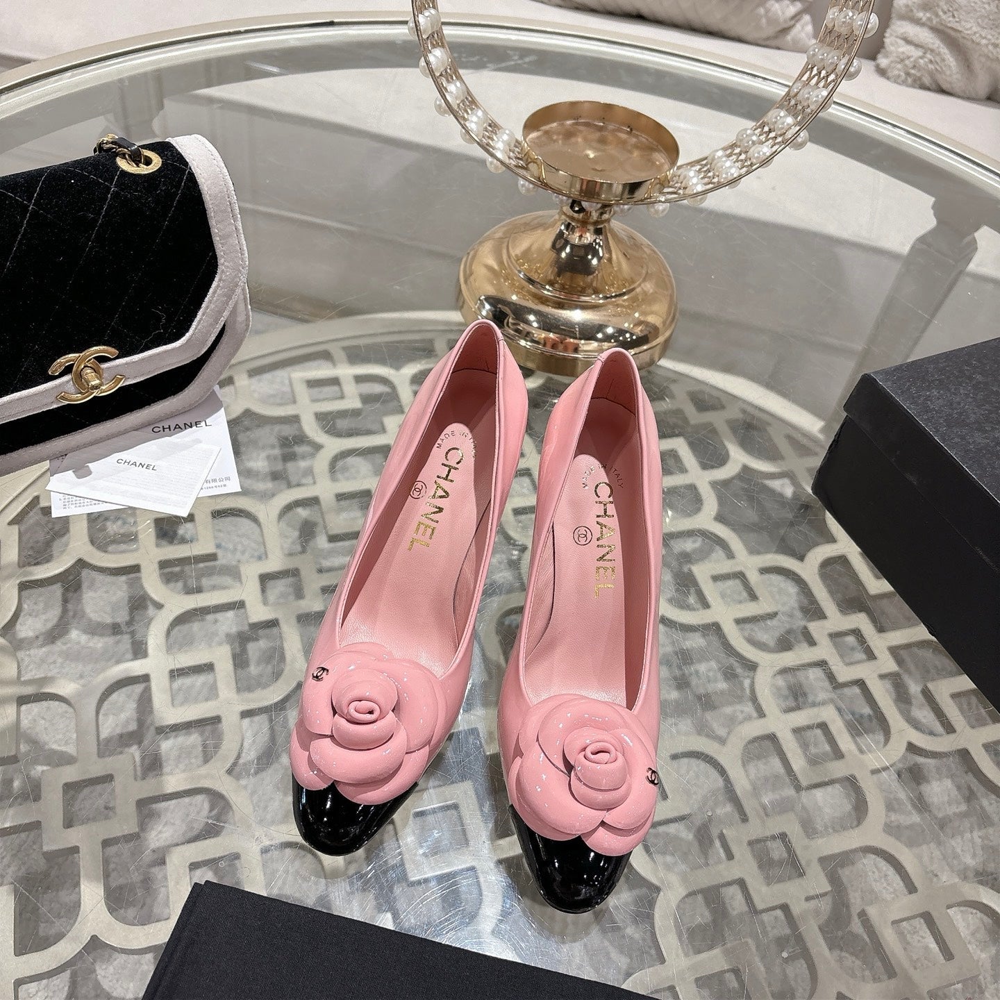 CC 26s Camellia Round Toe Pump 8.5cm Black Pink Patent Leather 736529