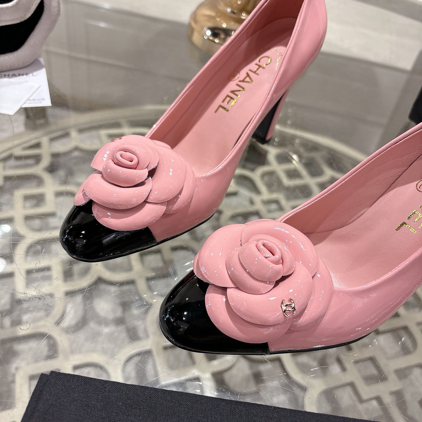 CC 26s Camellia Round Toe Pump 8.5cm Black Pink Patent Leather 736529