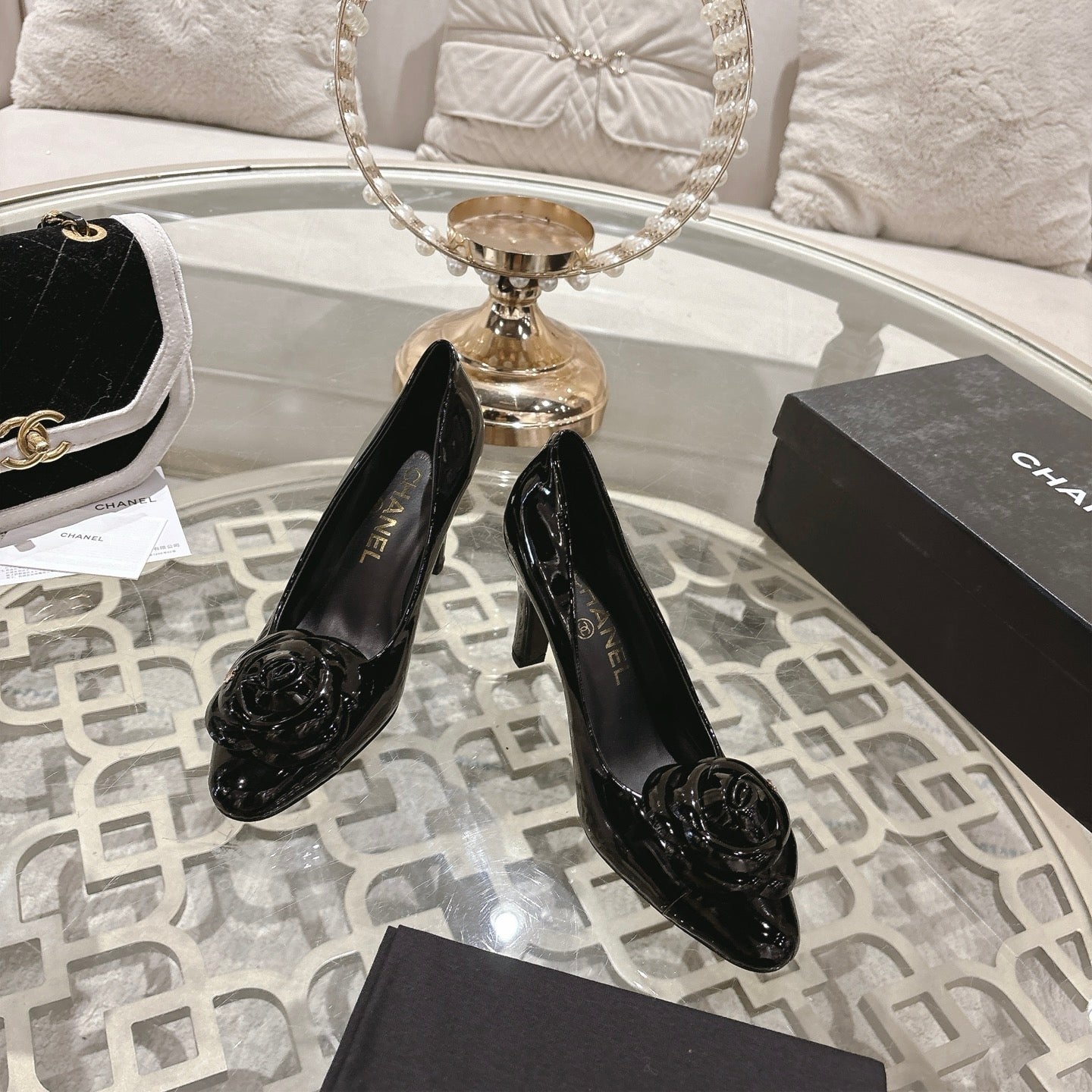 CC 26s Camellia Round Toe Pump 8.5cm Black Patent Leather 736532